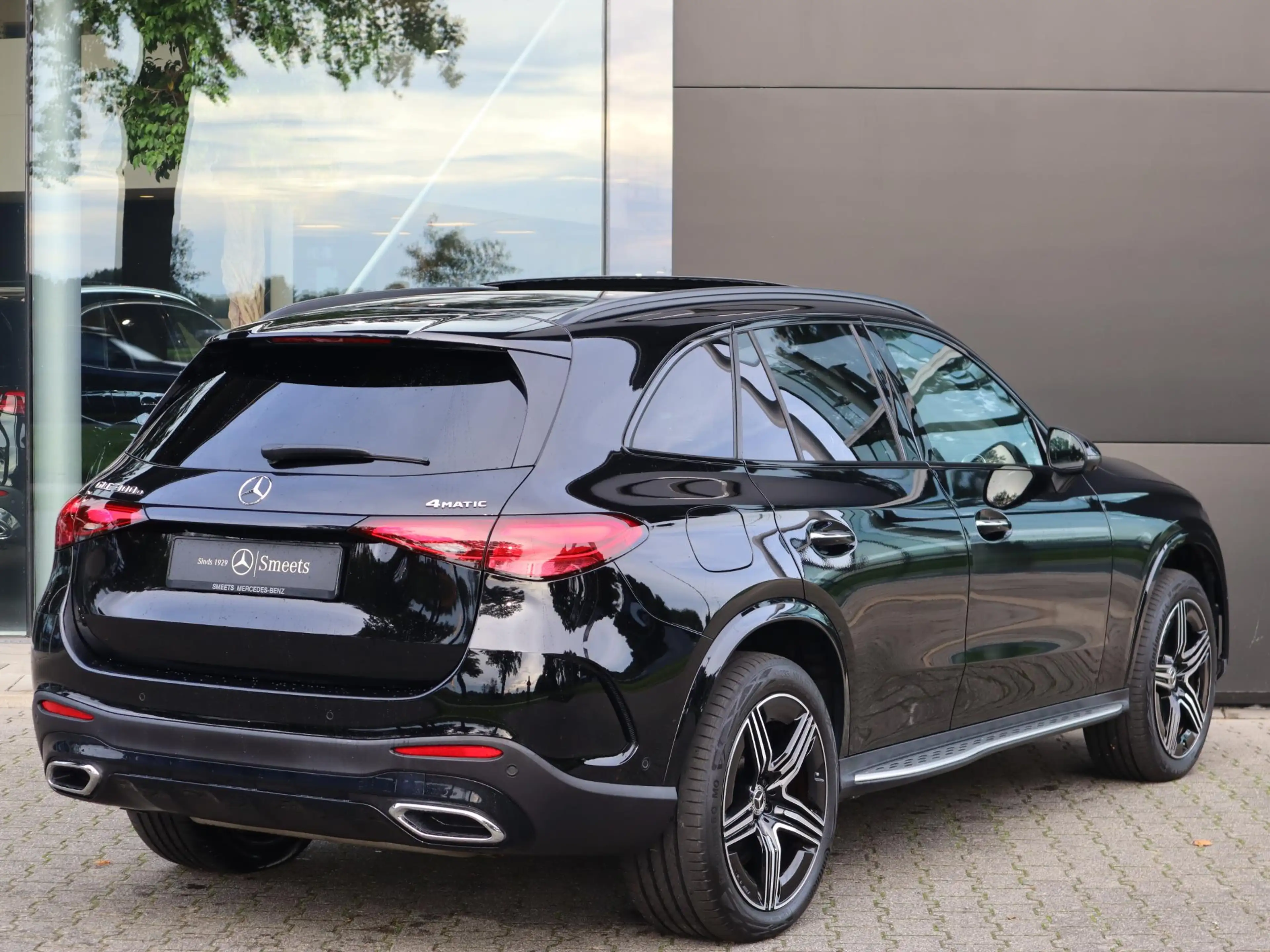 Mercedes-Benz GLC 300 300e 4MATIC AMG Line — photo 2