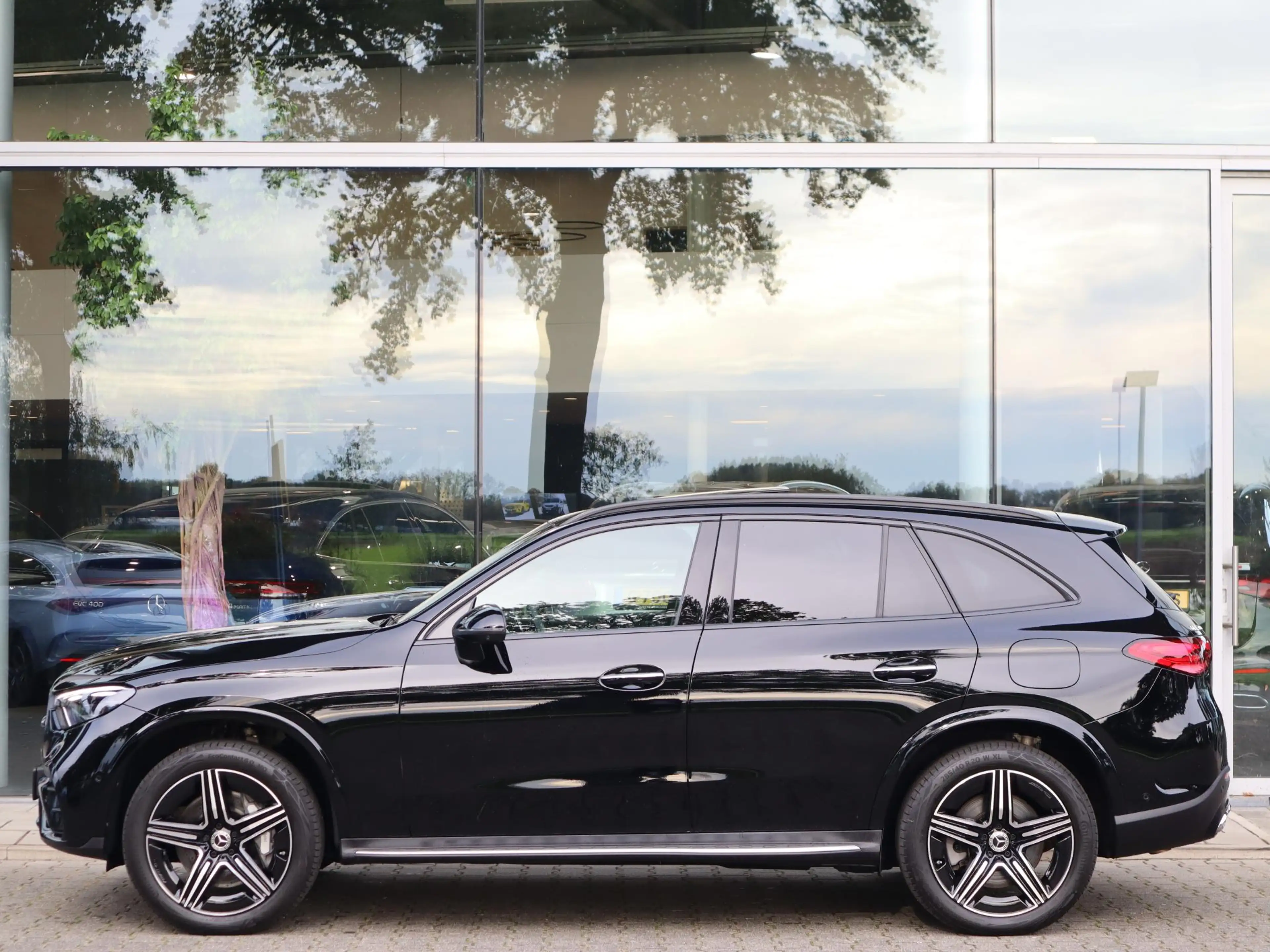 Mercedes-Benz GLC 300 300e 4MATIC AMG Line — photo 4