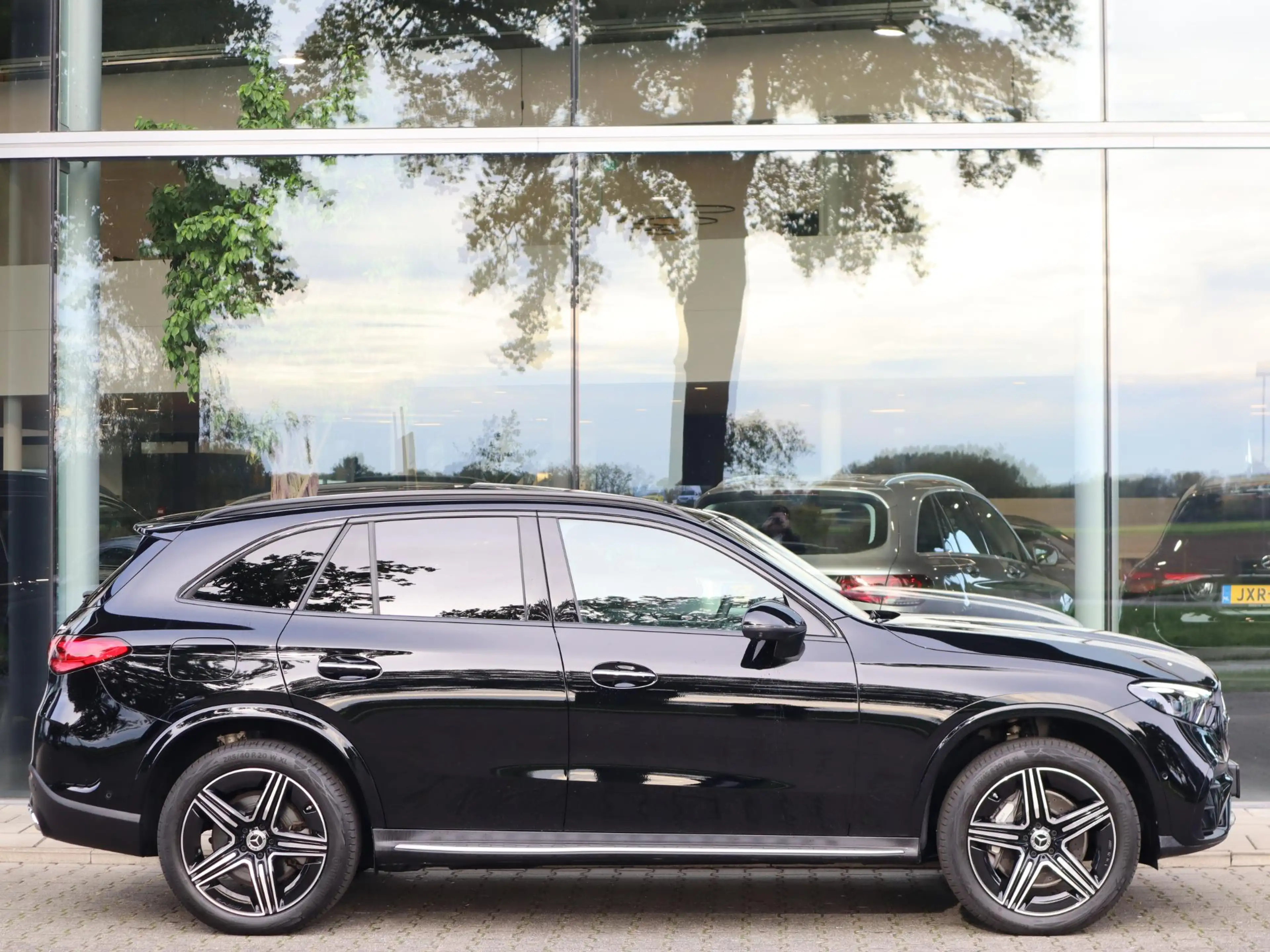 Mercedes-Benz GLC 300 300e 4MATIC AMG Line — photo 5