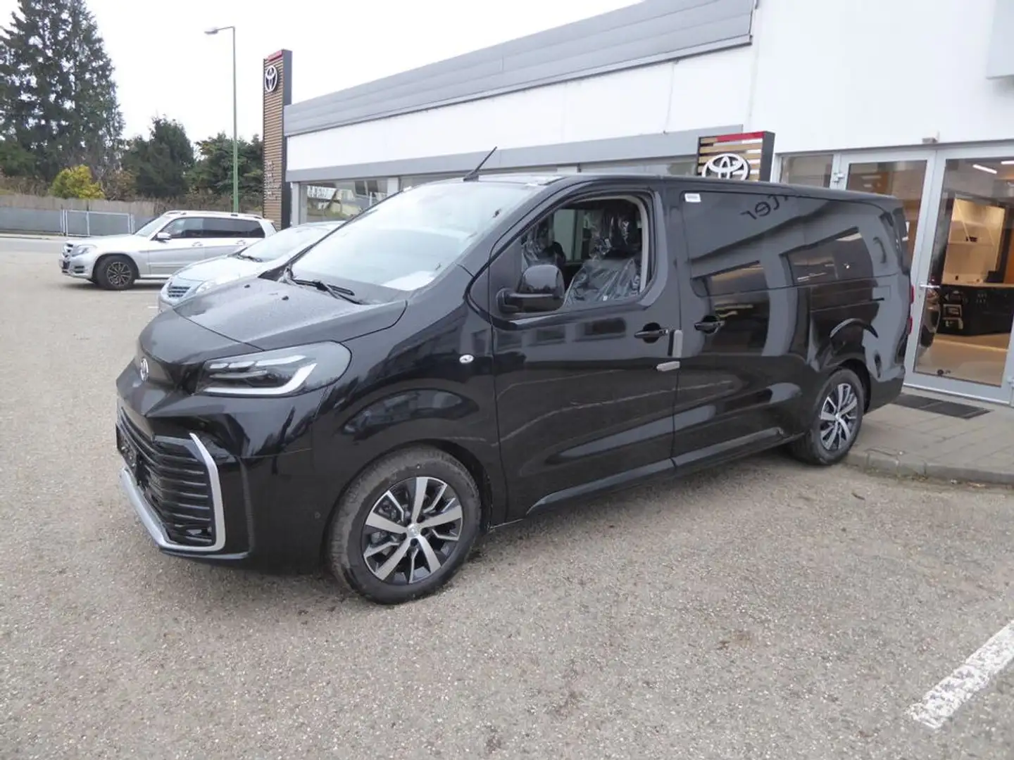 Toyota Proace Verso 2,0 D-4D 145 L2 Family Aut. Schwarz - 2