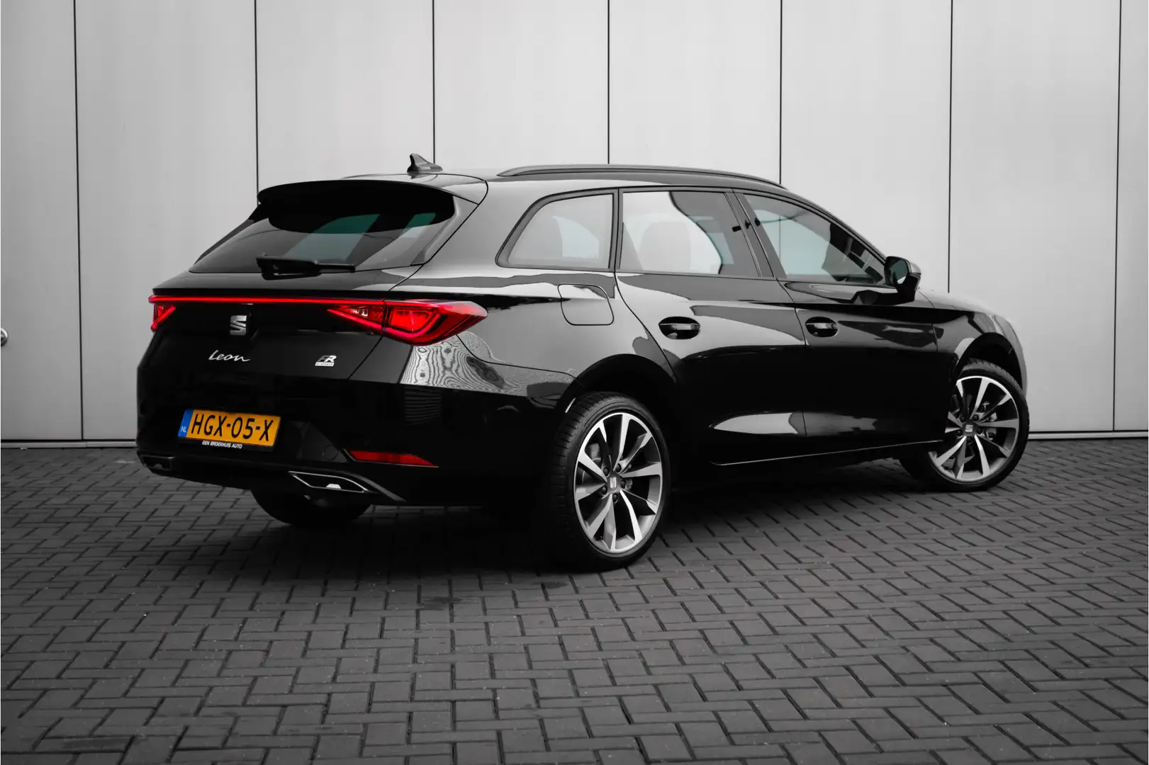 SEAT Leon e-Hybrid Sportstourer 1.5 TSI 204PK FR PHEV First Edition | Negru - 2