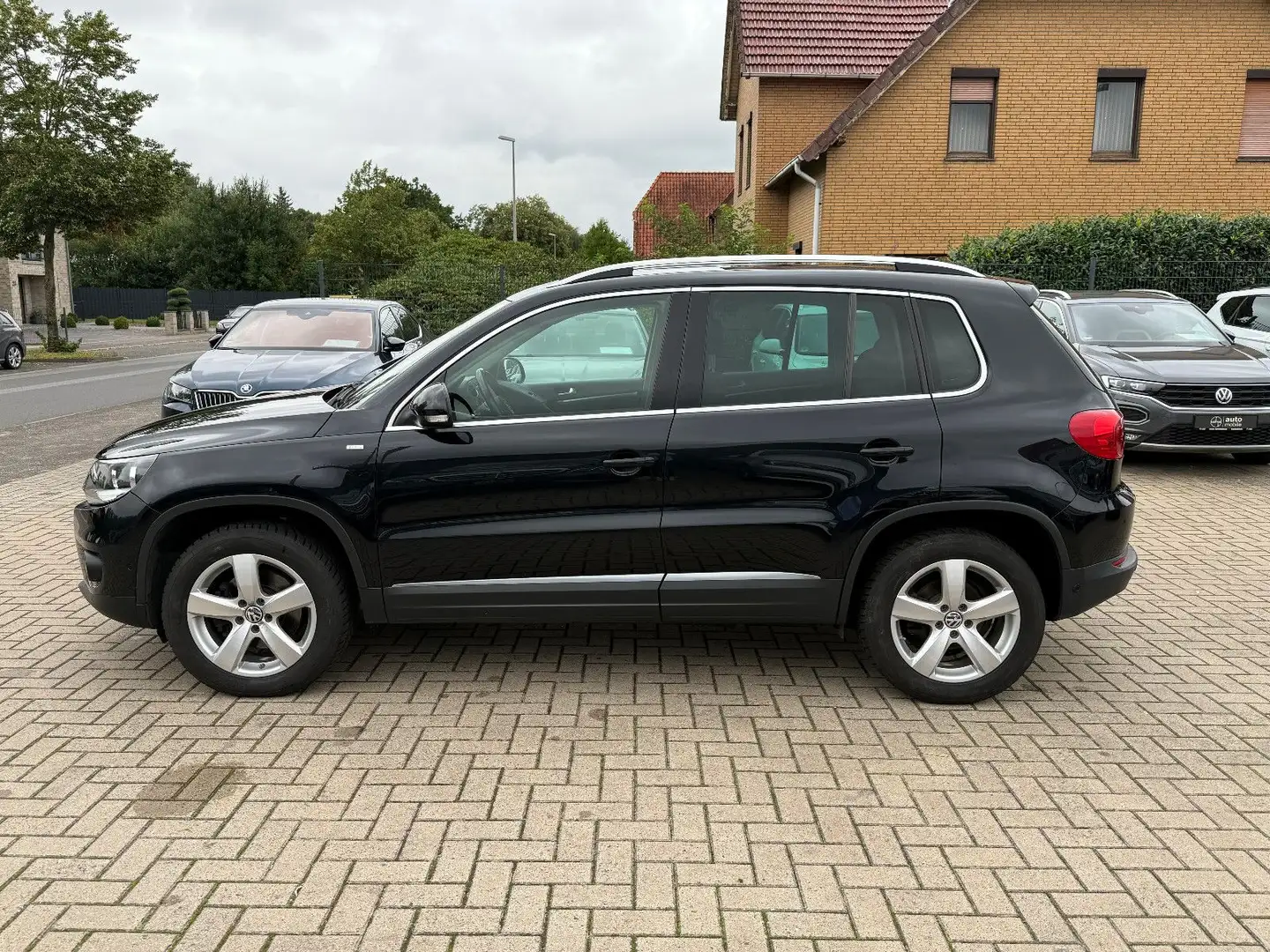 Volkswagen Tiguan 2.0 TDI+DSG+AHK+TÜV neu+Zahnriemen neu Nero - 2