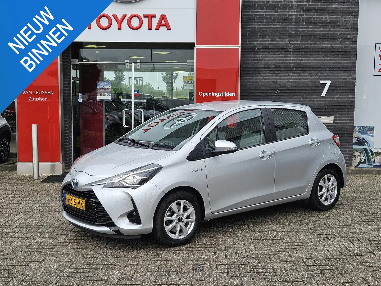 Toyota Yaris 1.5 Hybrid Grijs - 1