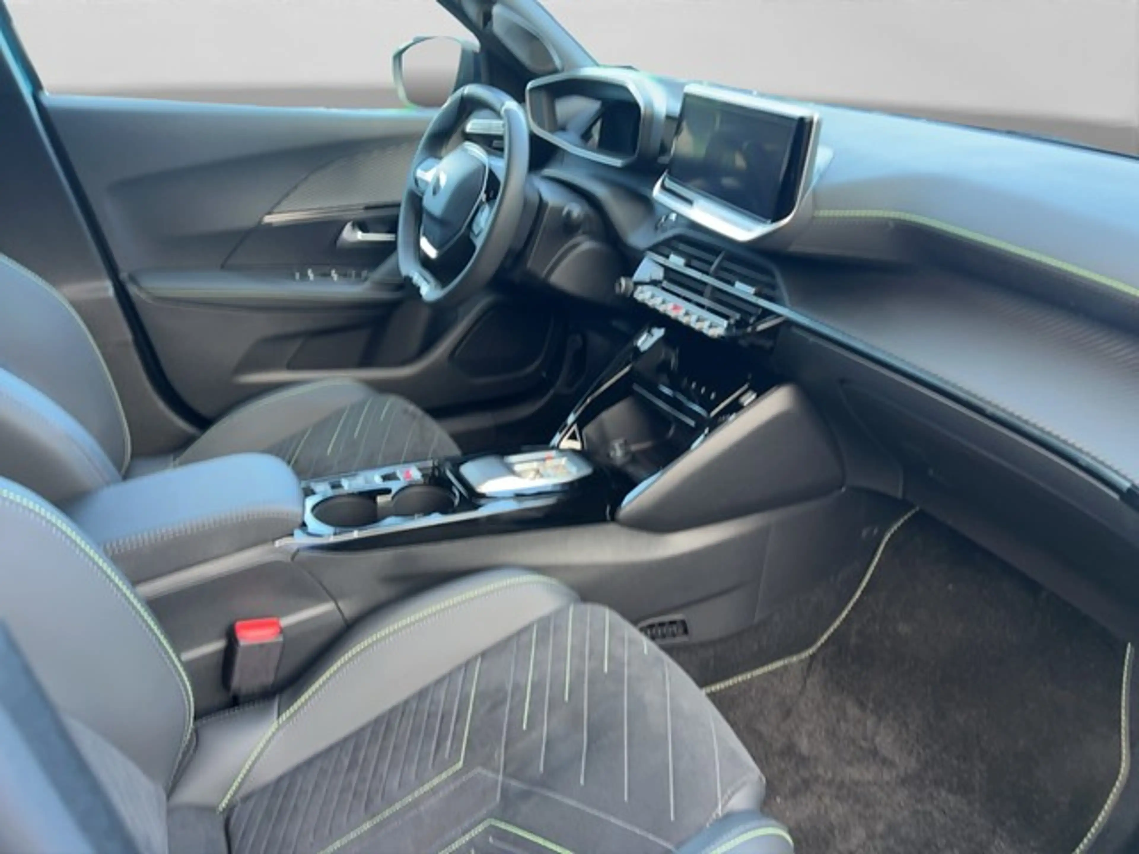 Peugeot 2008 GT EXCLUSIVE HYBRID 145 e-DSC6 GRIP NAV 360KAM ... — photo 9