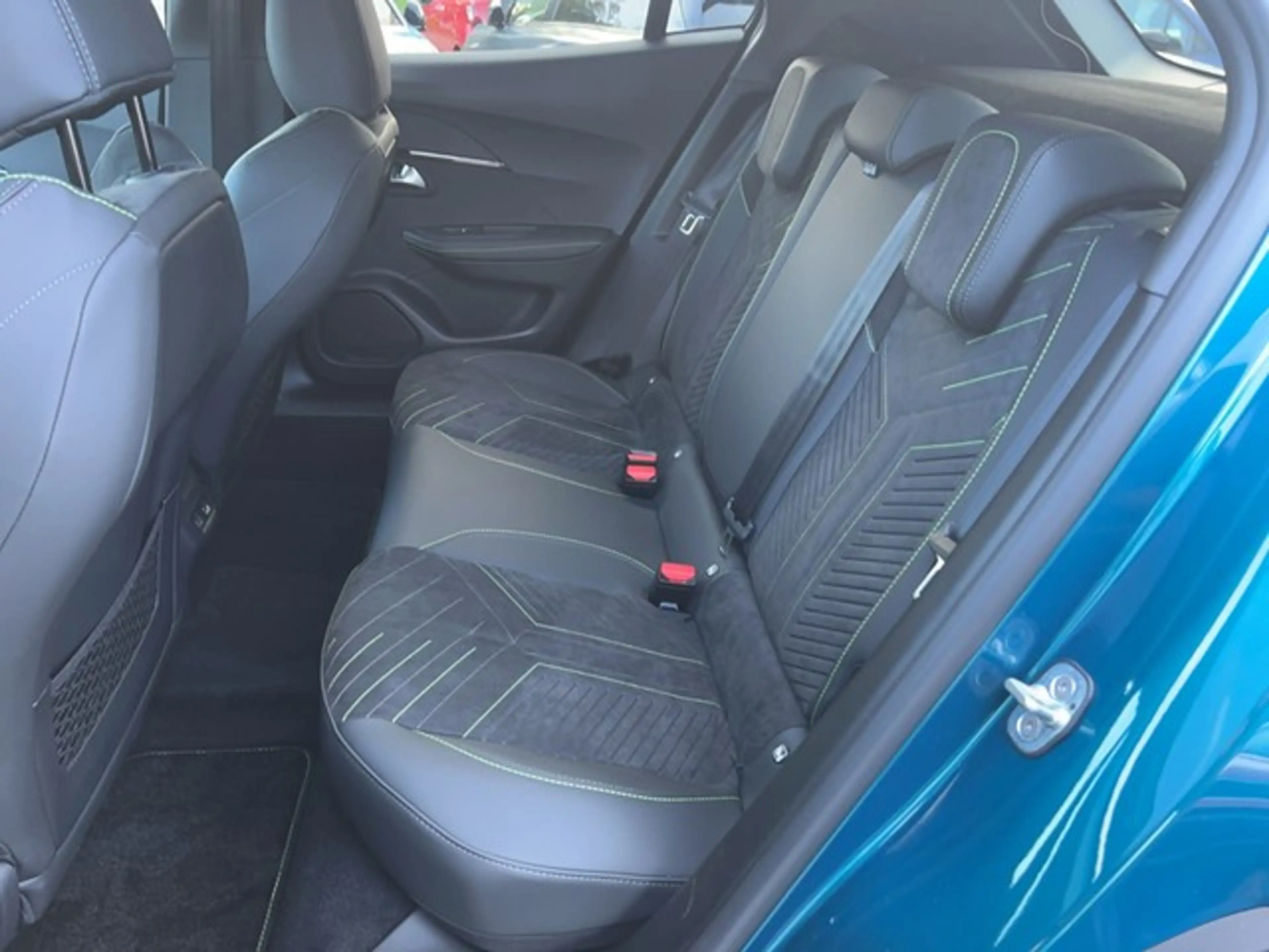 Peugeot 2008 GT EXCLUSIVE HYBRID 145 e-DSC6 GRIP NAV 360KAM ... — photo 15