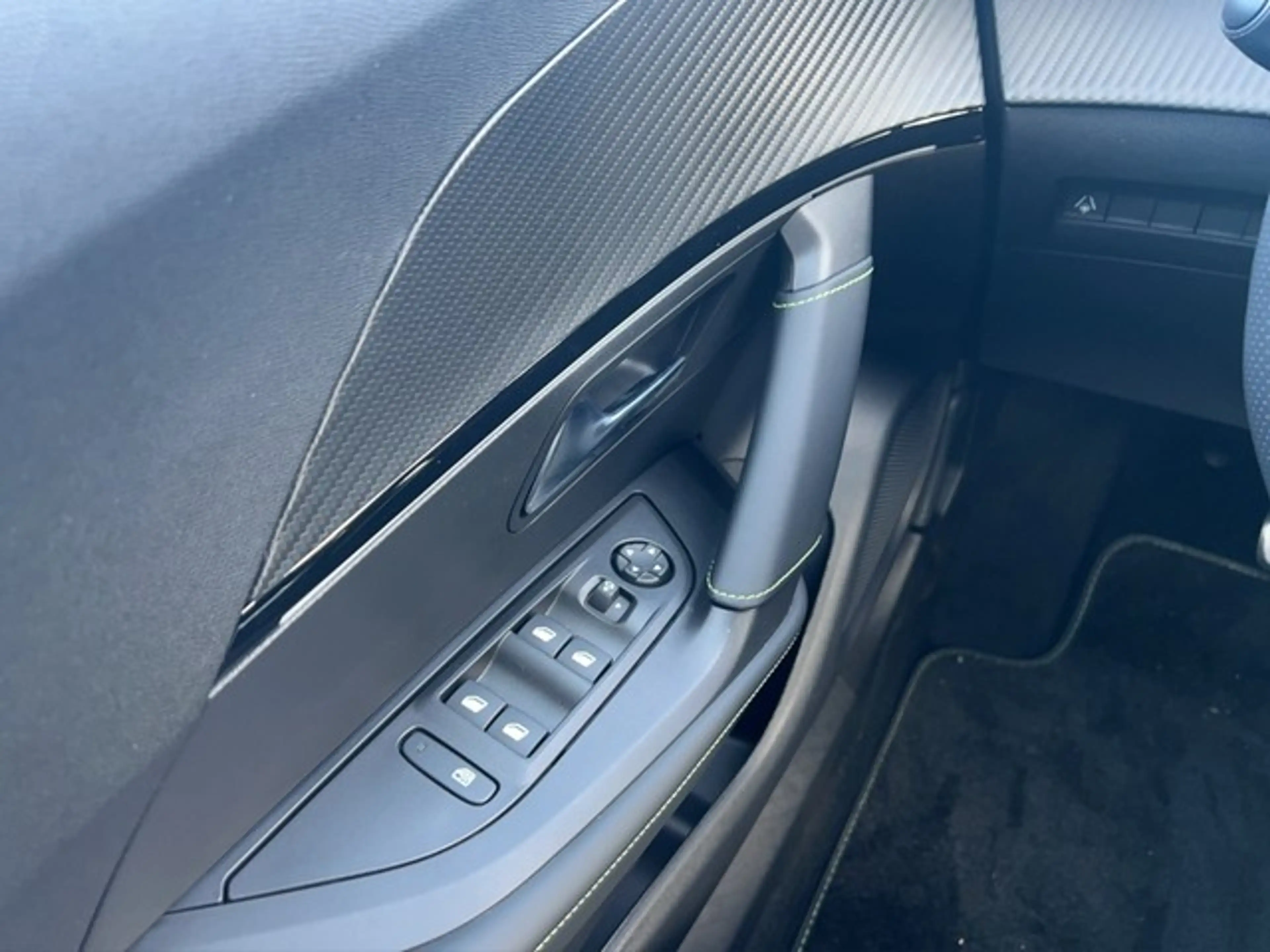 Peugeot 2008 GT EXCLUSIVE HYBRID 145 e-DSC6 GRIP NAV 360KAM ... — photo 14