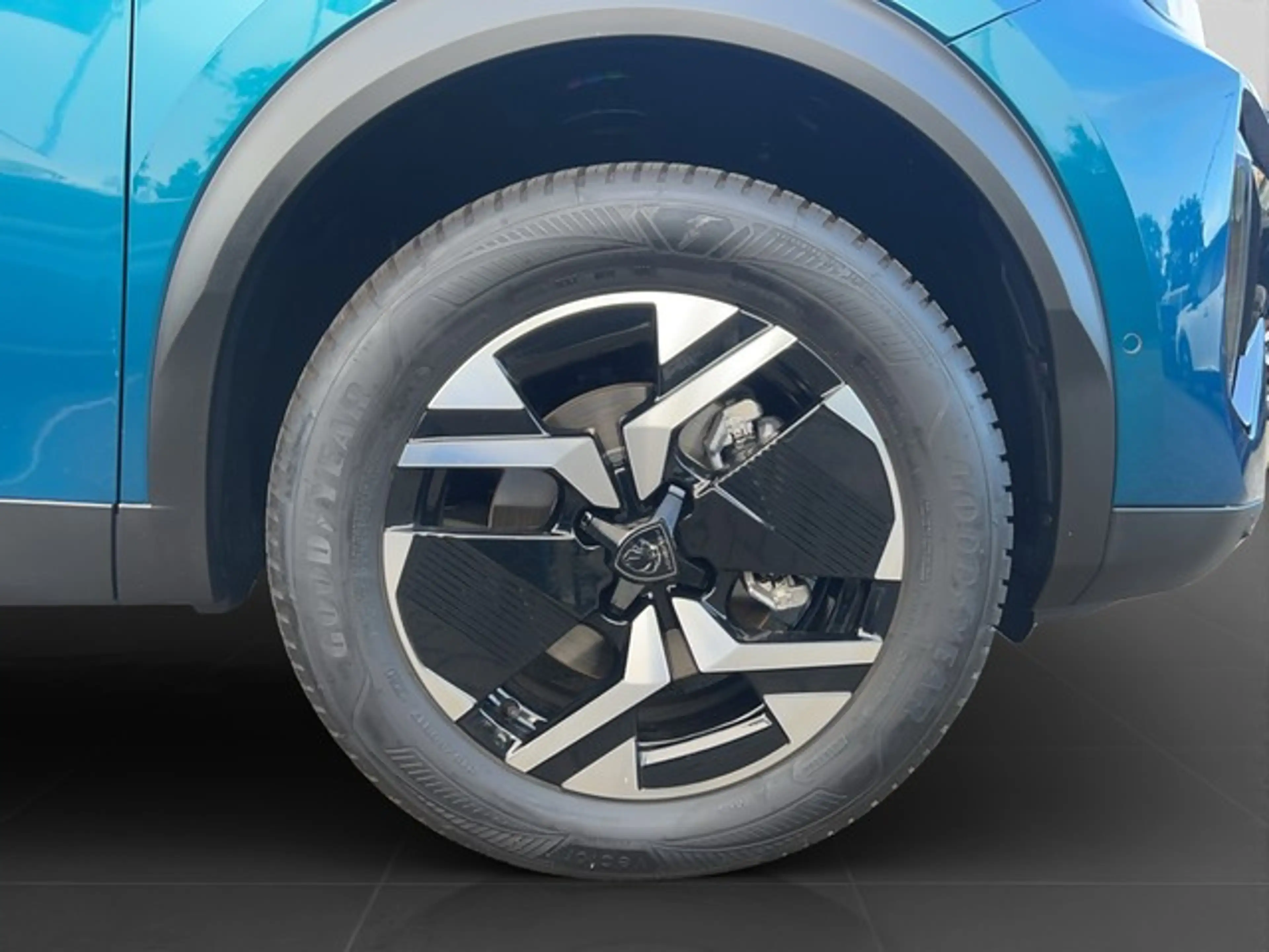 Peugeot 2008 GT EXCLUSIVE HYBRID 145 e-DSC6 GRIP NAV 360KAM ... — photo 7