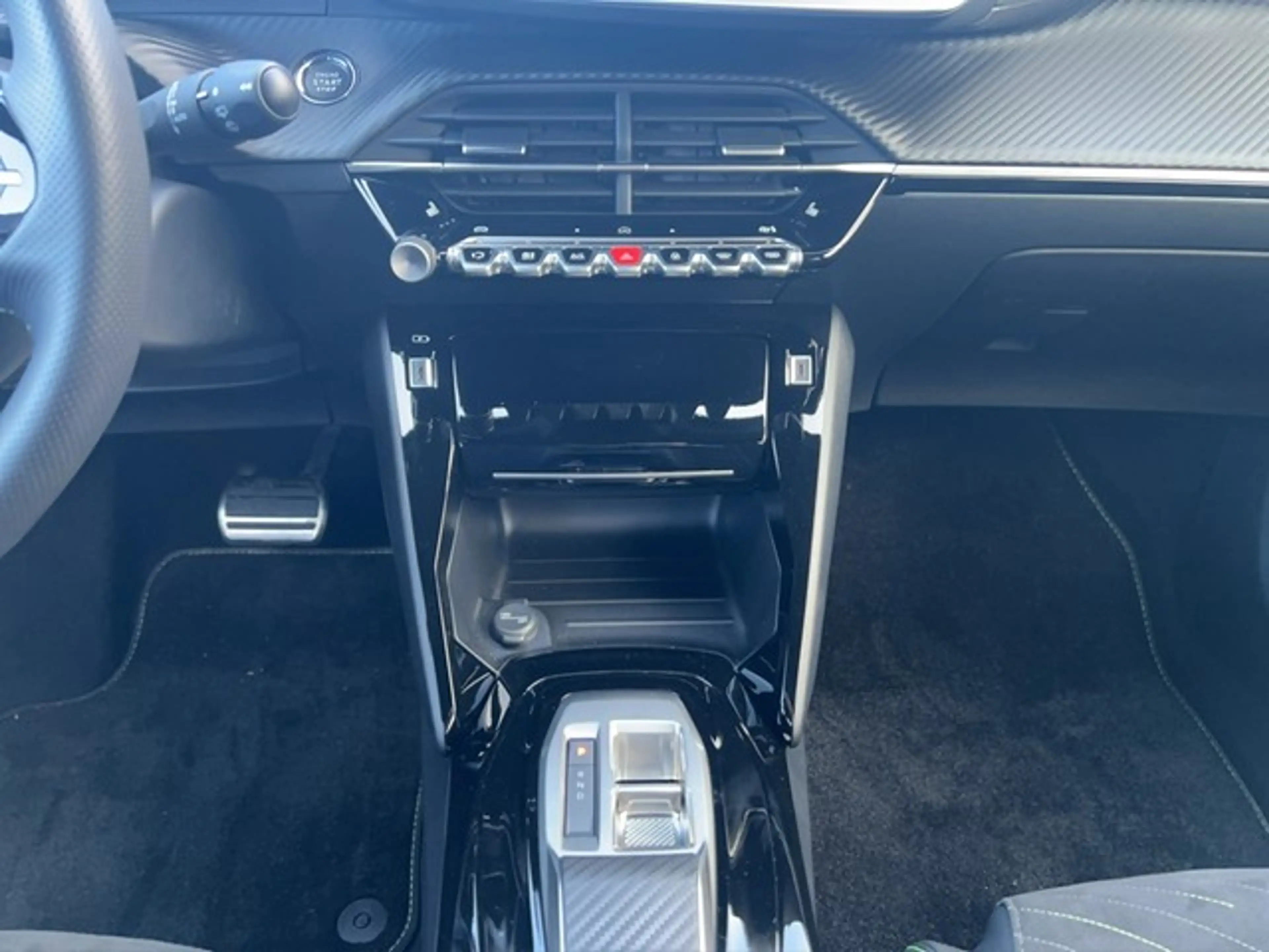 Peugeot 2008 GT EXCLUSIVE HYBRID 145 e-DSC6 GRIP NAV 360KAM ... — photo 11