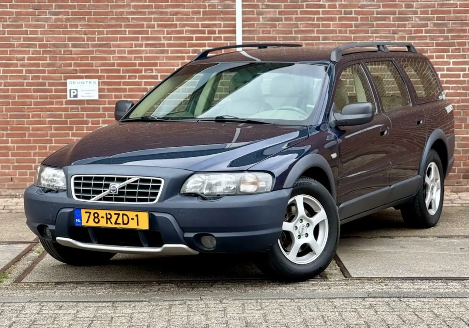 Volvo XC70 Cross Country 2.4 T Comfort Line Modrá - 1