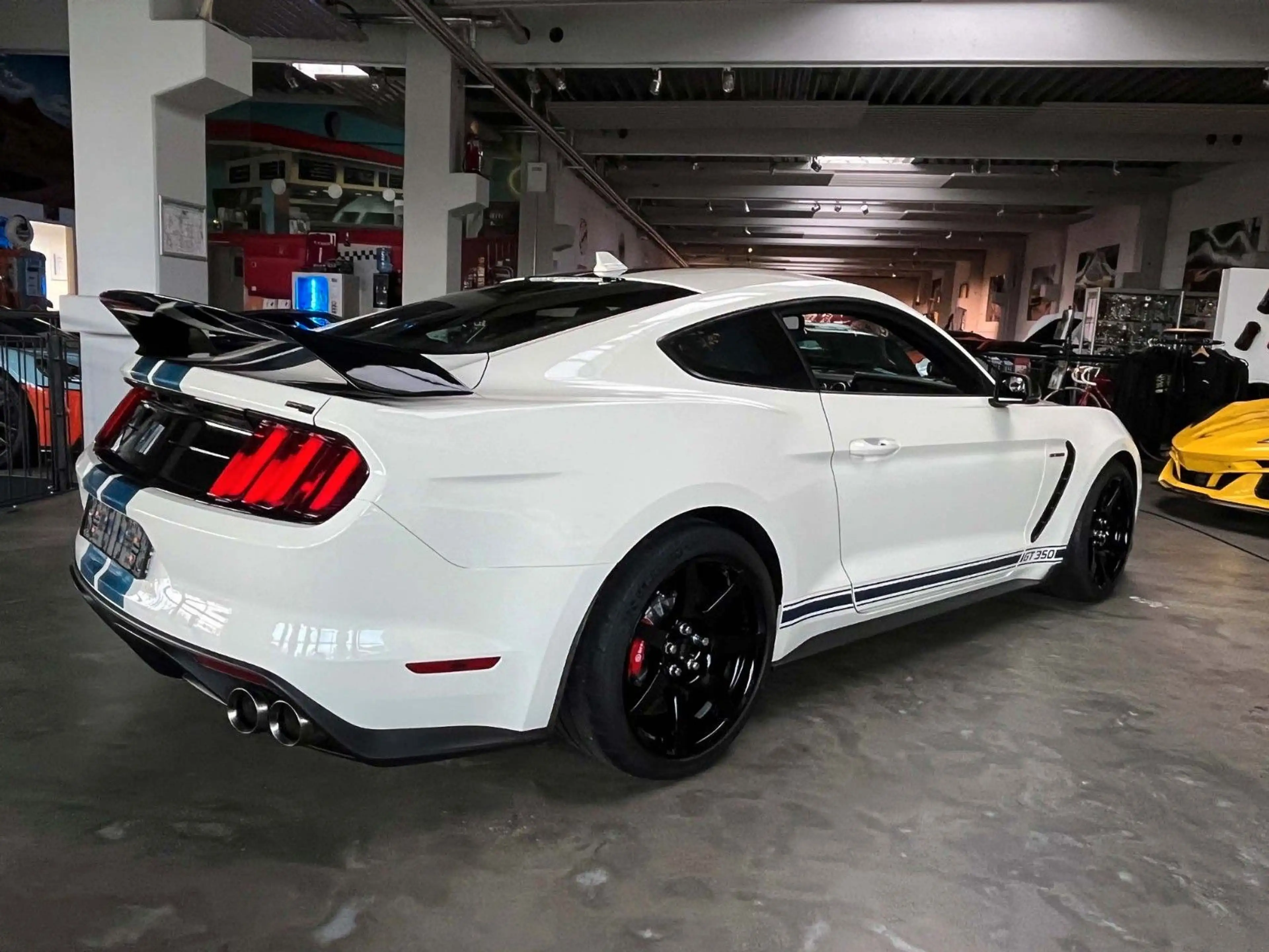 Ford Mustang Shelby GT350R Heritage Edition — photo 9