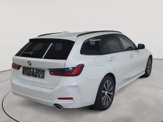 BMW 3 Series view 4