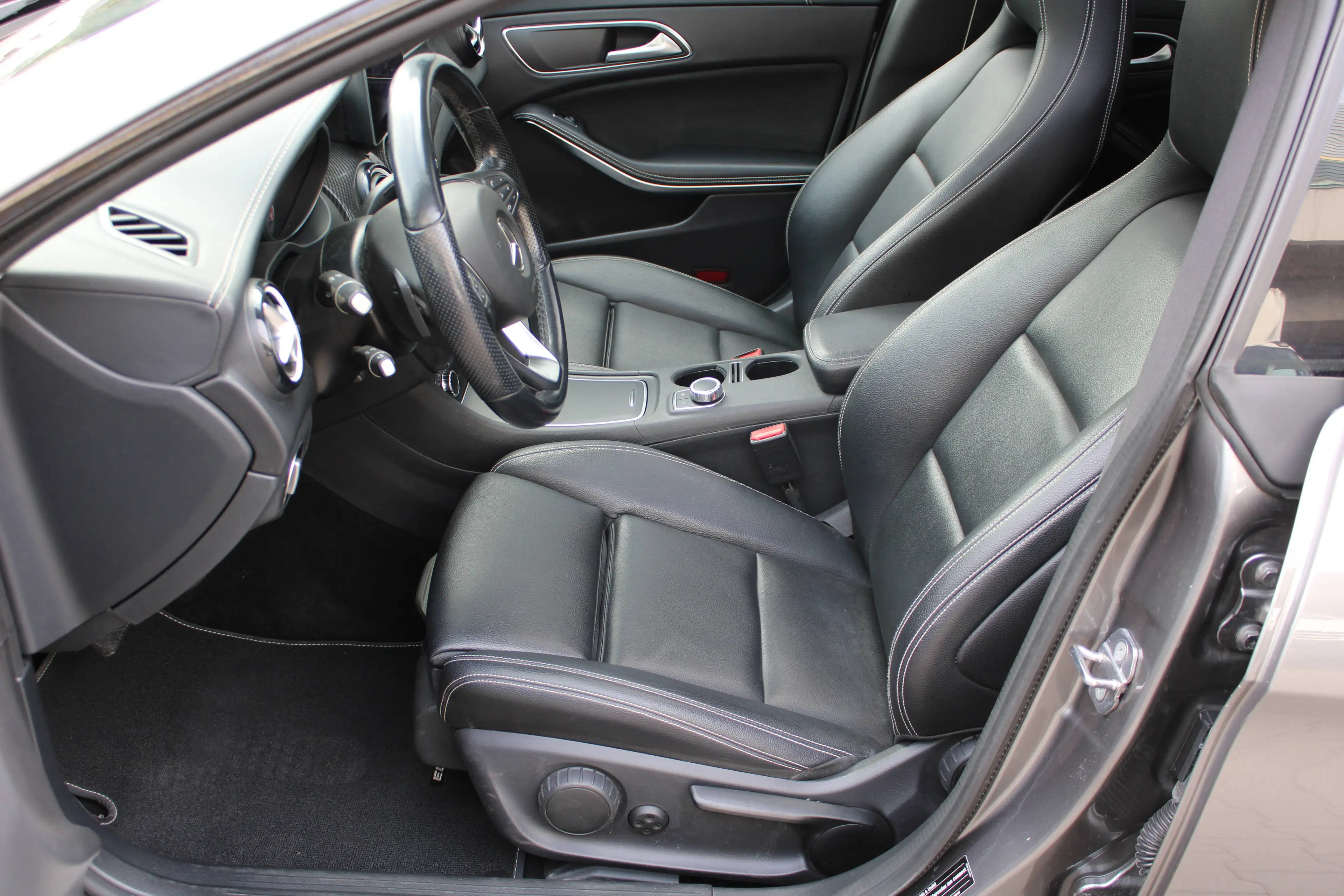 Mercedes-Benz CLA 220 CLA 220 d 4Matic UrbanStyle Edition AMG-Optic-/AHK/Kamera/Leder/Panorama/Distronic — photo 5