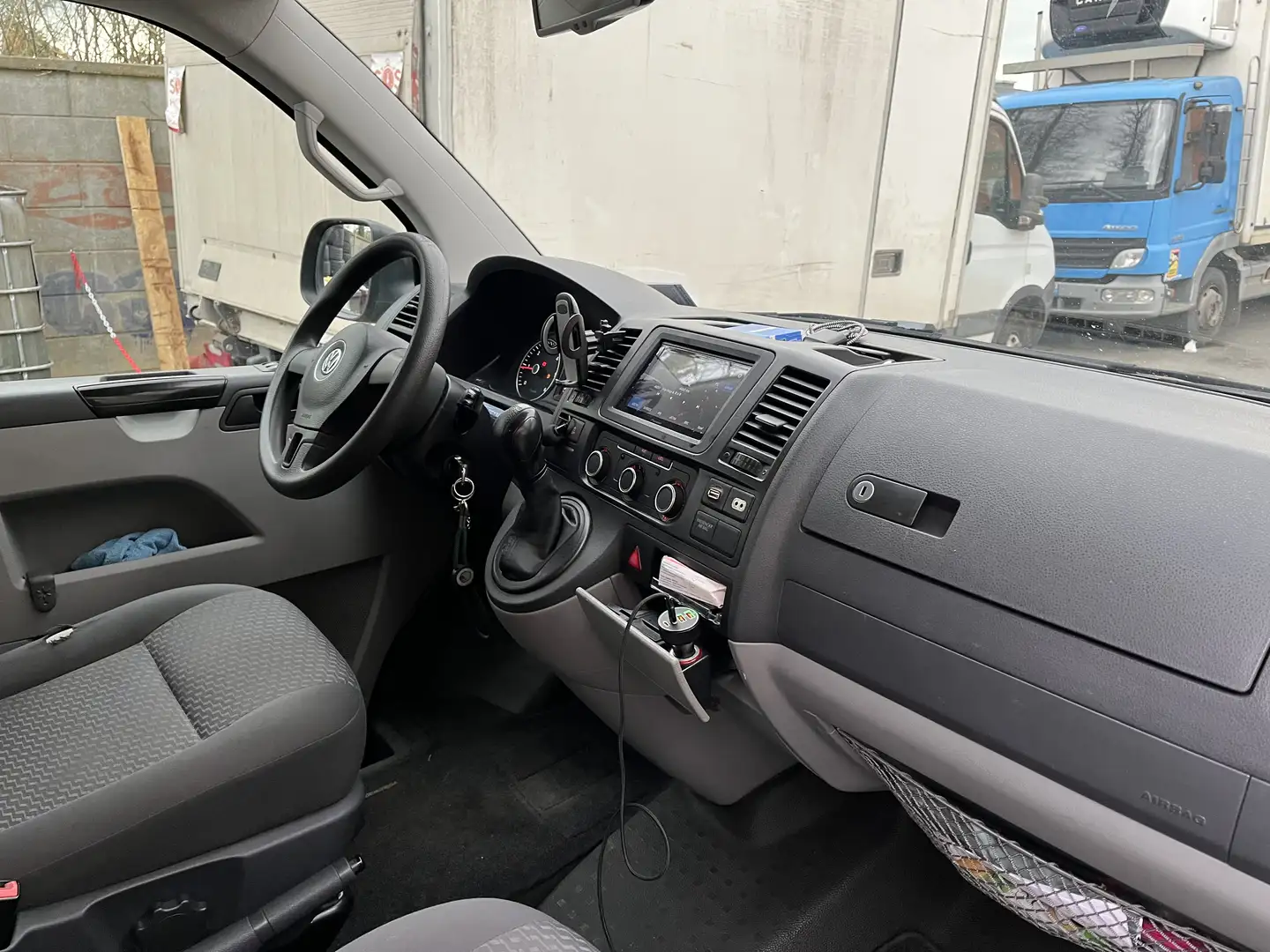 Volkswagen Transporter Combi L2H1 2.0 TDI 140 DSG7 - 2
