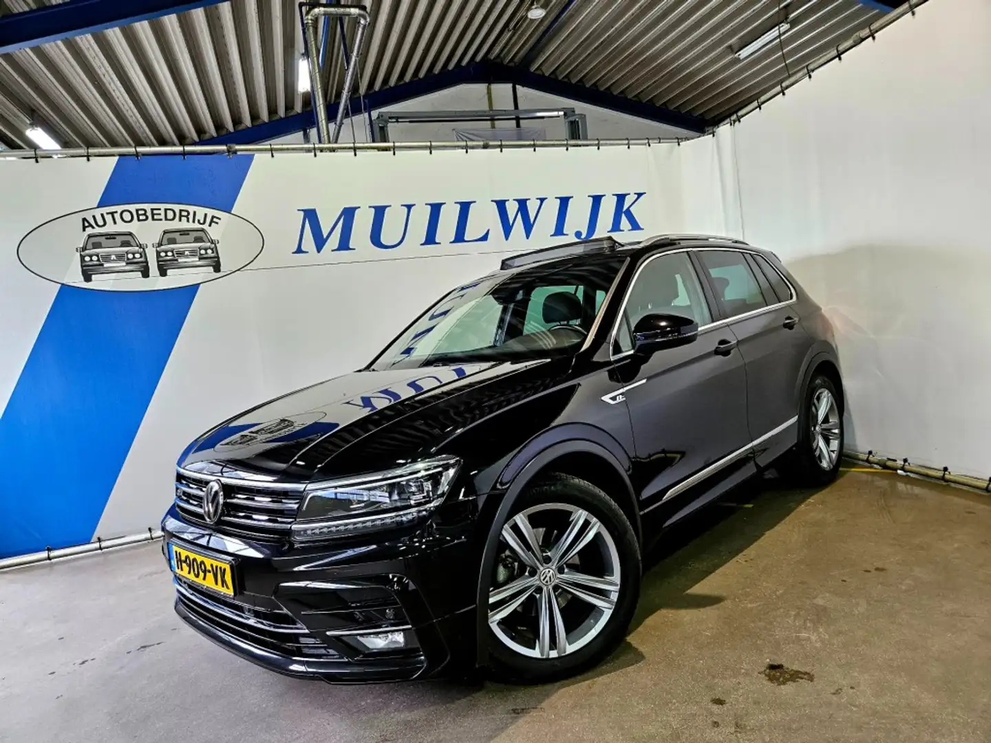 Volkswagen Tiguan 1.5 TSI R-Line Highline / Panoramadak / NL Auto Schwarz - 2