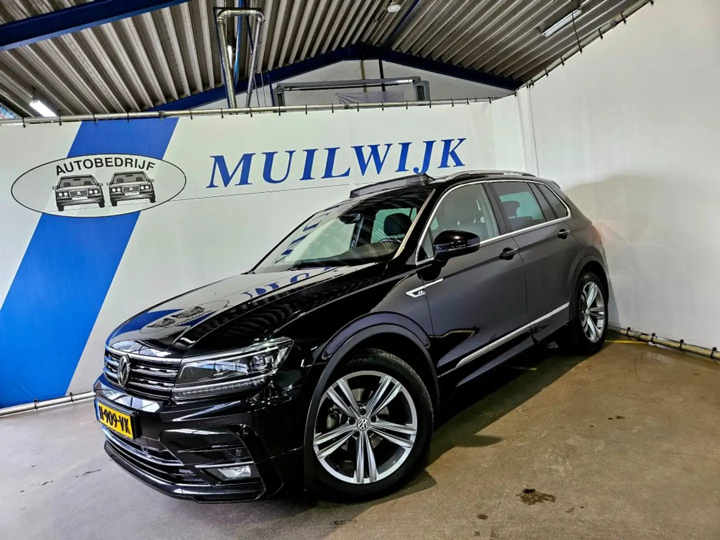 Volkswagen Tiguan 1.5 TSI R-Line Highline / Panoramadak / NL Auto Schwarz - 1