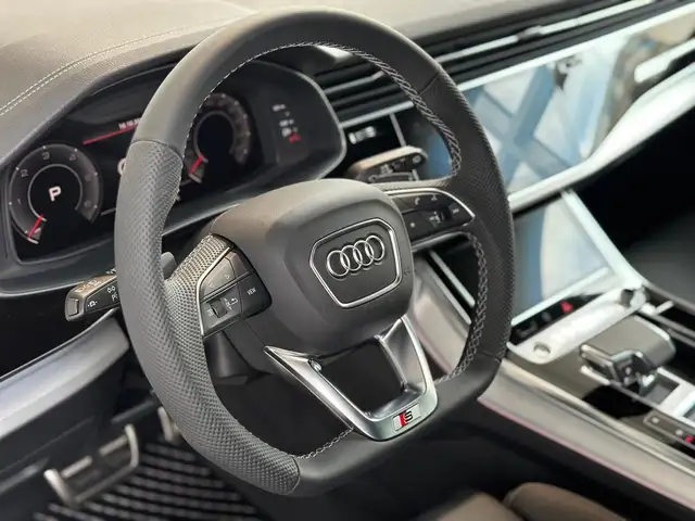 Audi Q8 view 7