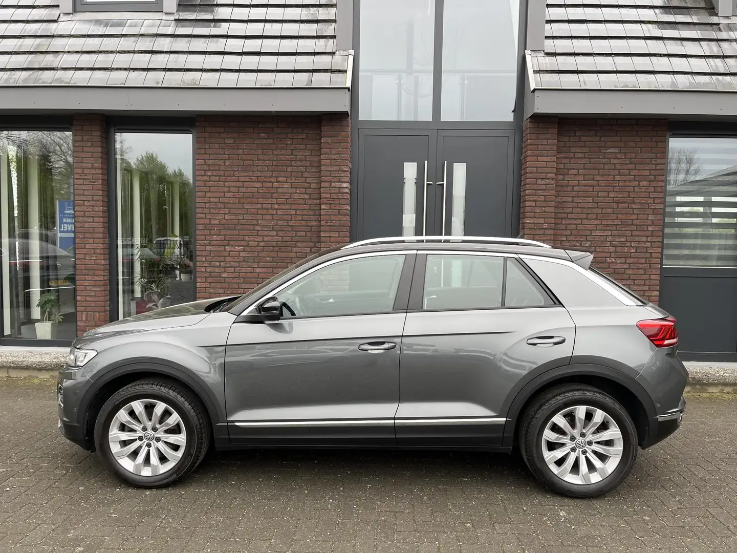 Volkswagen T-Roc 1.5 TSI Sport VIRTUAL DASHBOARD | ADAPTIVE CRUISE Grijs - 2