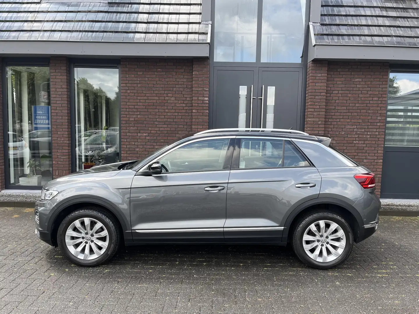 Volkswagen T-Roc 1.5 TSI Sport VIRTUAL DASHBOARD | ADAPTIVE CRUISE Gris - 2