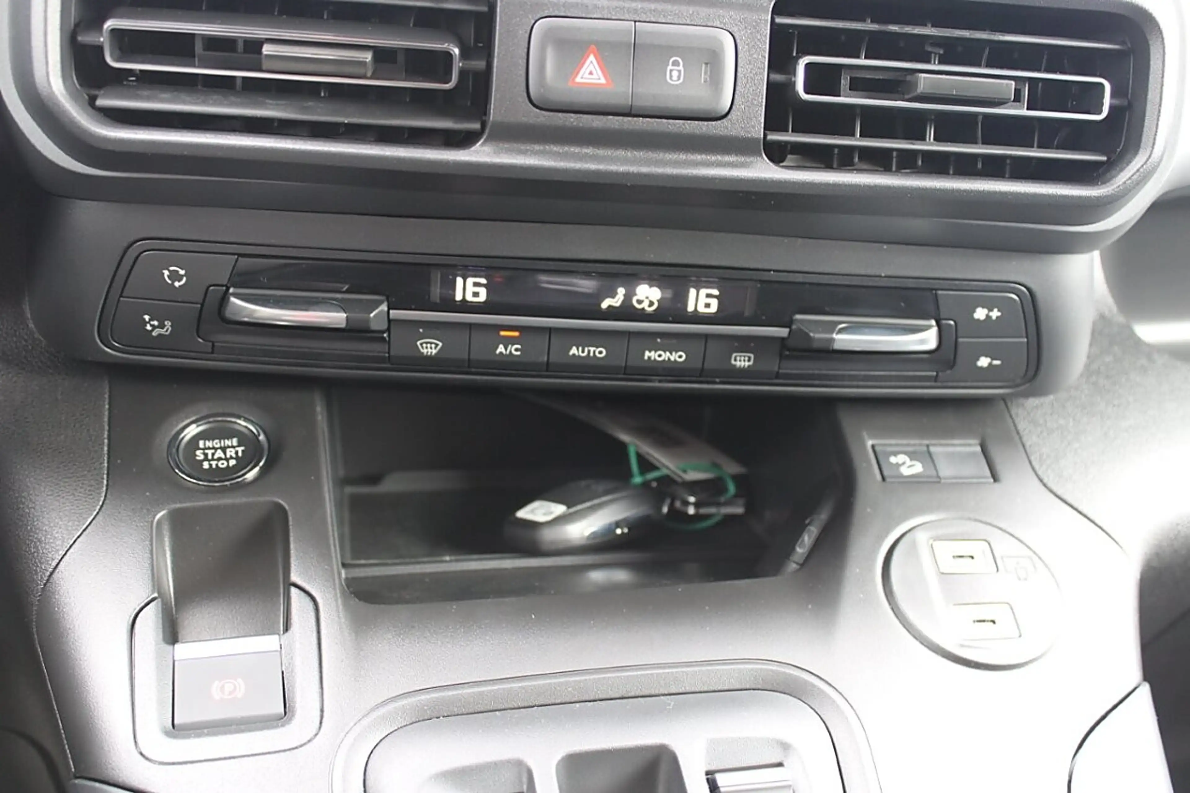 Fiat Qubo 1.5 Diesel 130AT  La Prima 10"Navi Klimaautomat... — photo 34
