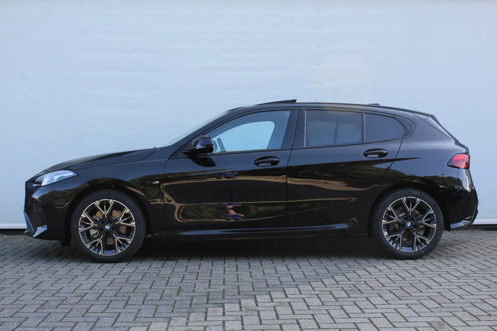 BMW 120 1 Serie High Executive M Sport Automaat / Panorama Zwart - 2