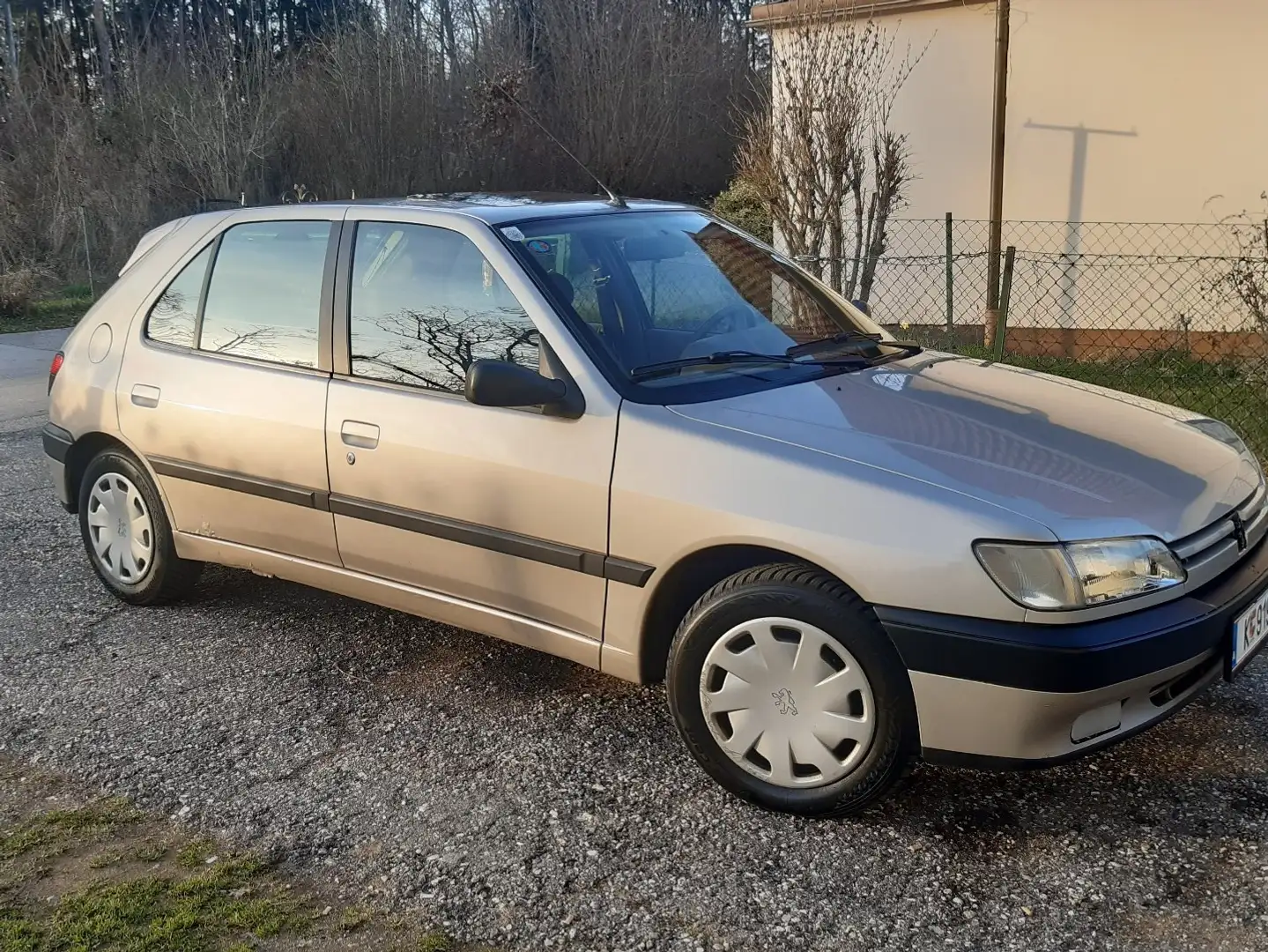 Peugeot 306 Peugeot 306 xTDt 7A/C D Klein-/ Kompaktwagen Goud - 2