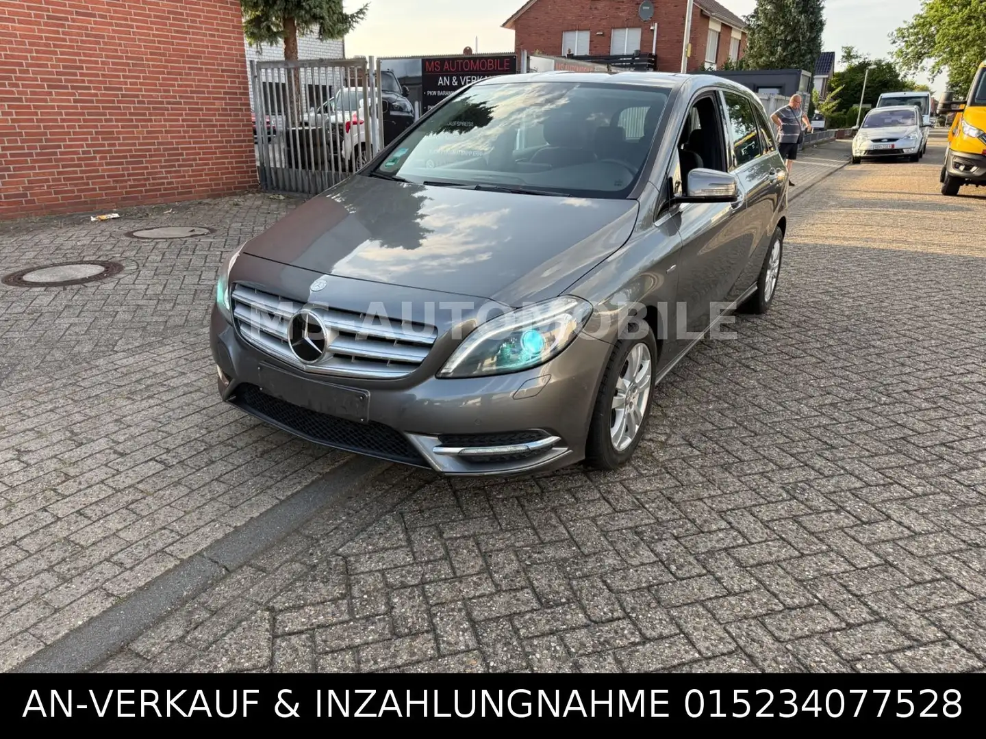 Mercedes-Benz B 200 CDI*AUTOMATIK*NAVI*XENON*LEDER*ABSTAND* Grijs - 1