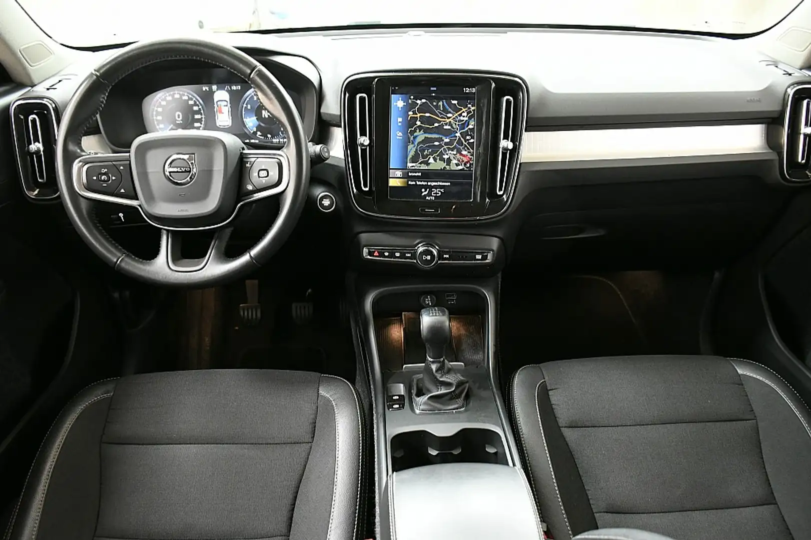 Volvo XC40 T3 Momentum Blau - 2