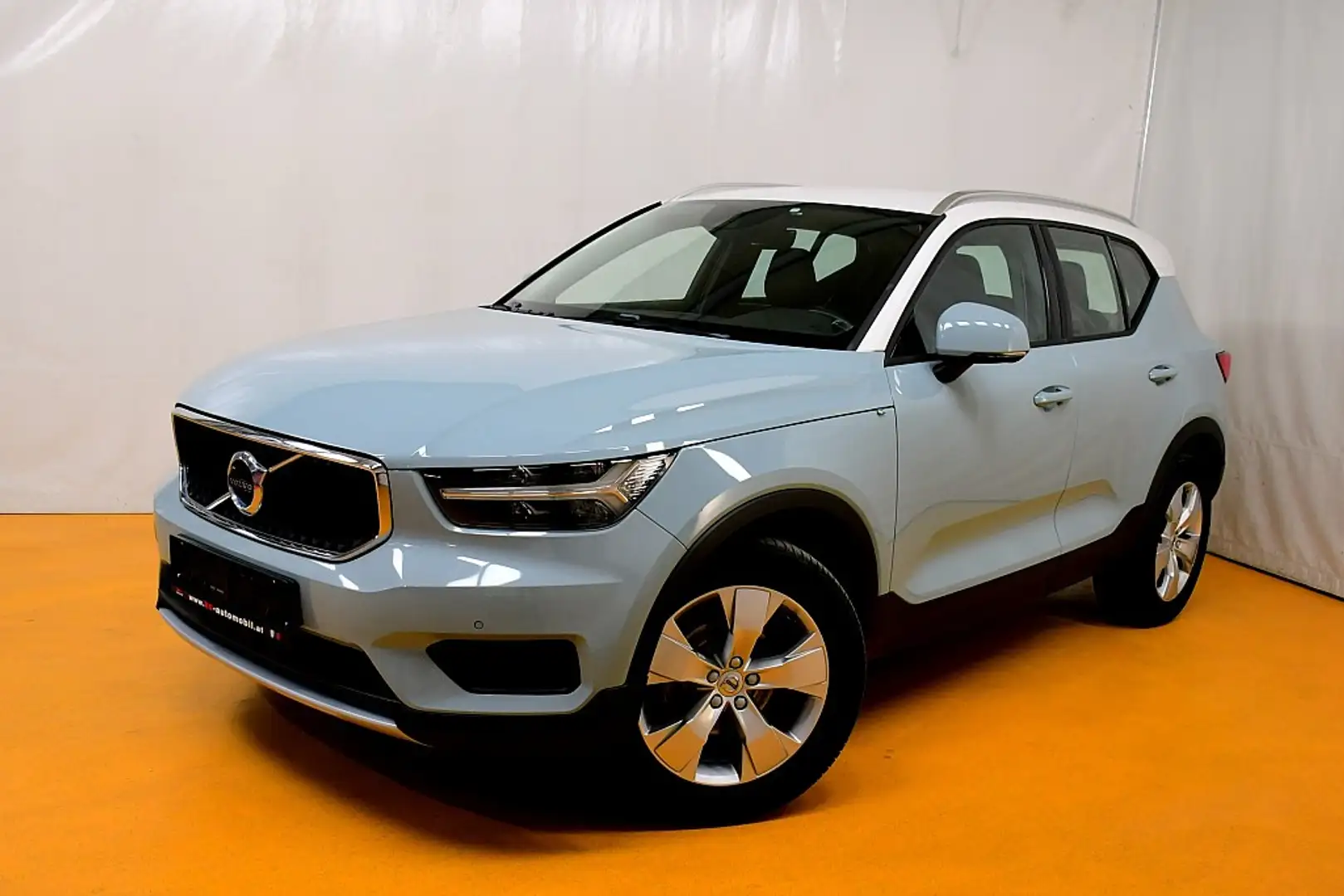 Volvo XC40 T3 Momentum Blau - 1