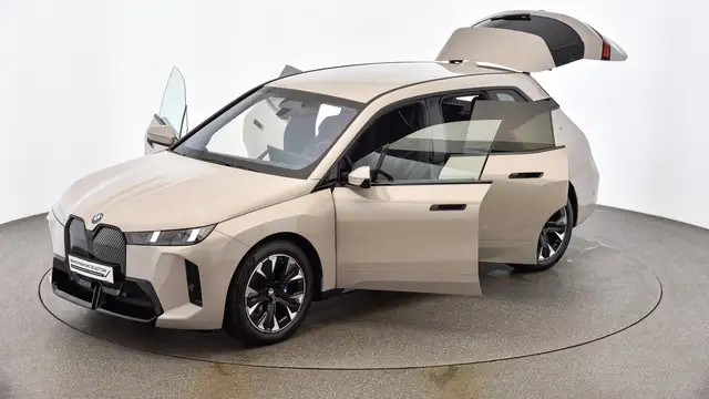 BMW Ix view 9