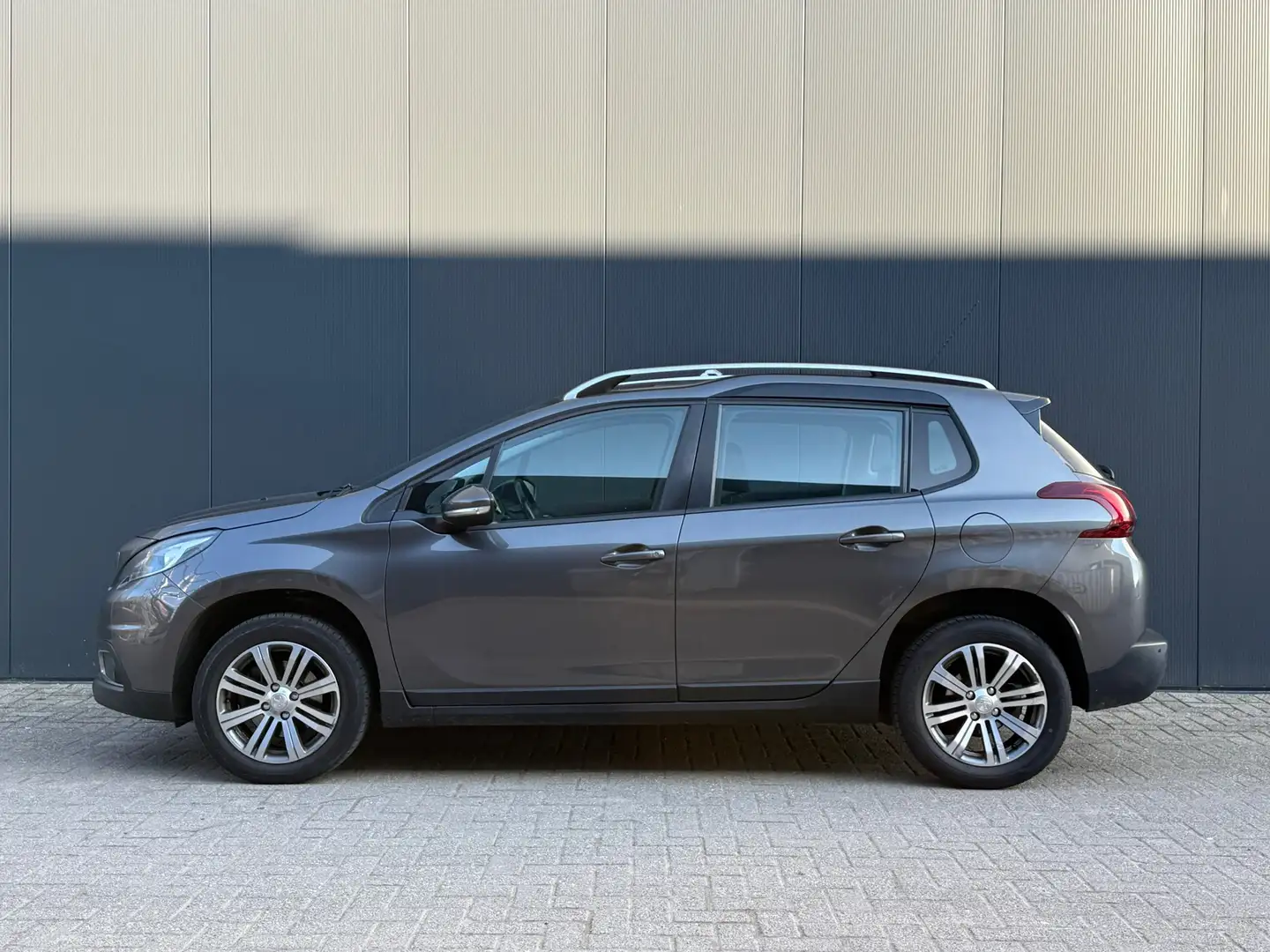 Peugeot 2008 1.2 PureTech, Panorama, Airco, Navigatie, Trekhaak Grijs - 2