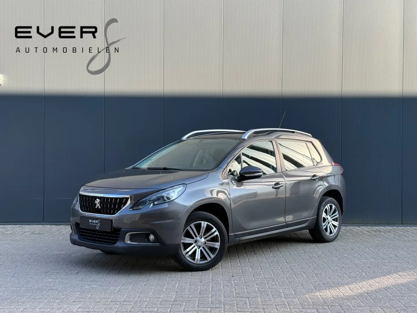 Peugeot 2008 1.2 PureTech, Panorama, Airco, Navigatie, Trekhaak Grijs - 1
