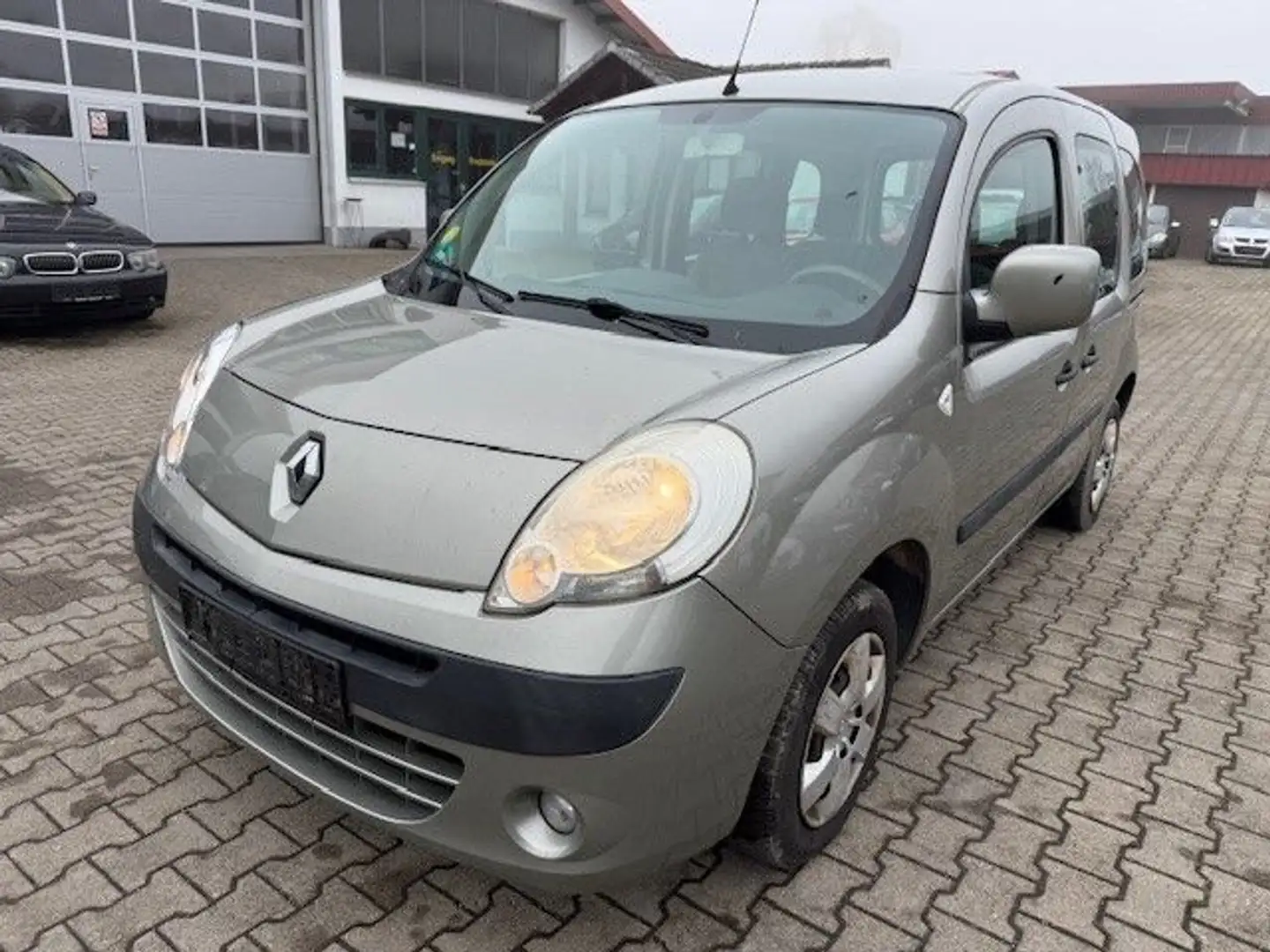 Renault Kangoo Happy Family 8Fach TÜV 08.2027 Braun - 1