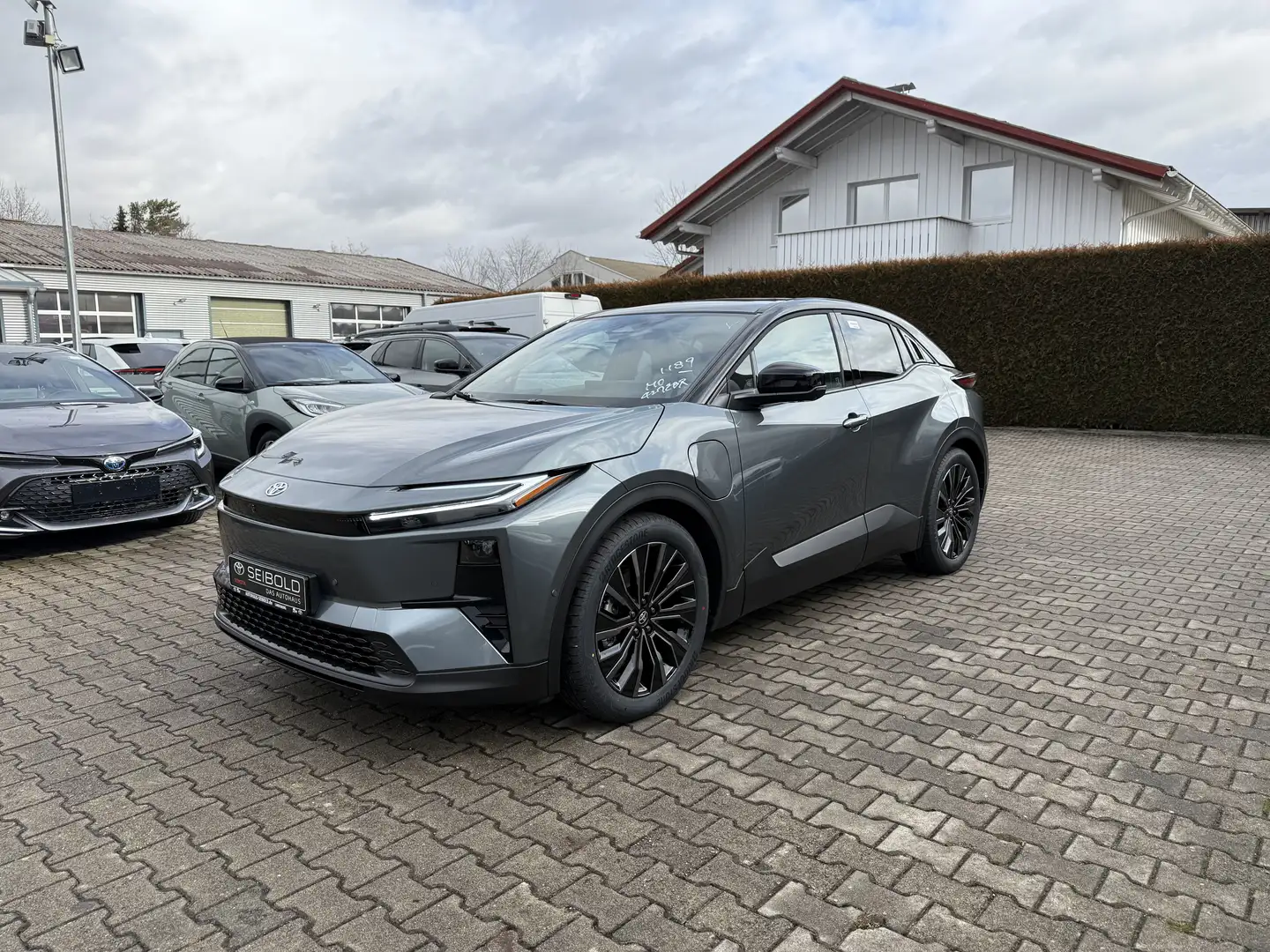 Toyota C-HR + Lounge 77 kWh, Allradantrieb *Pure Eleganz* Grau - 1
