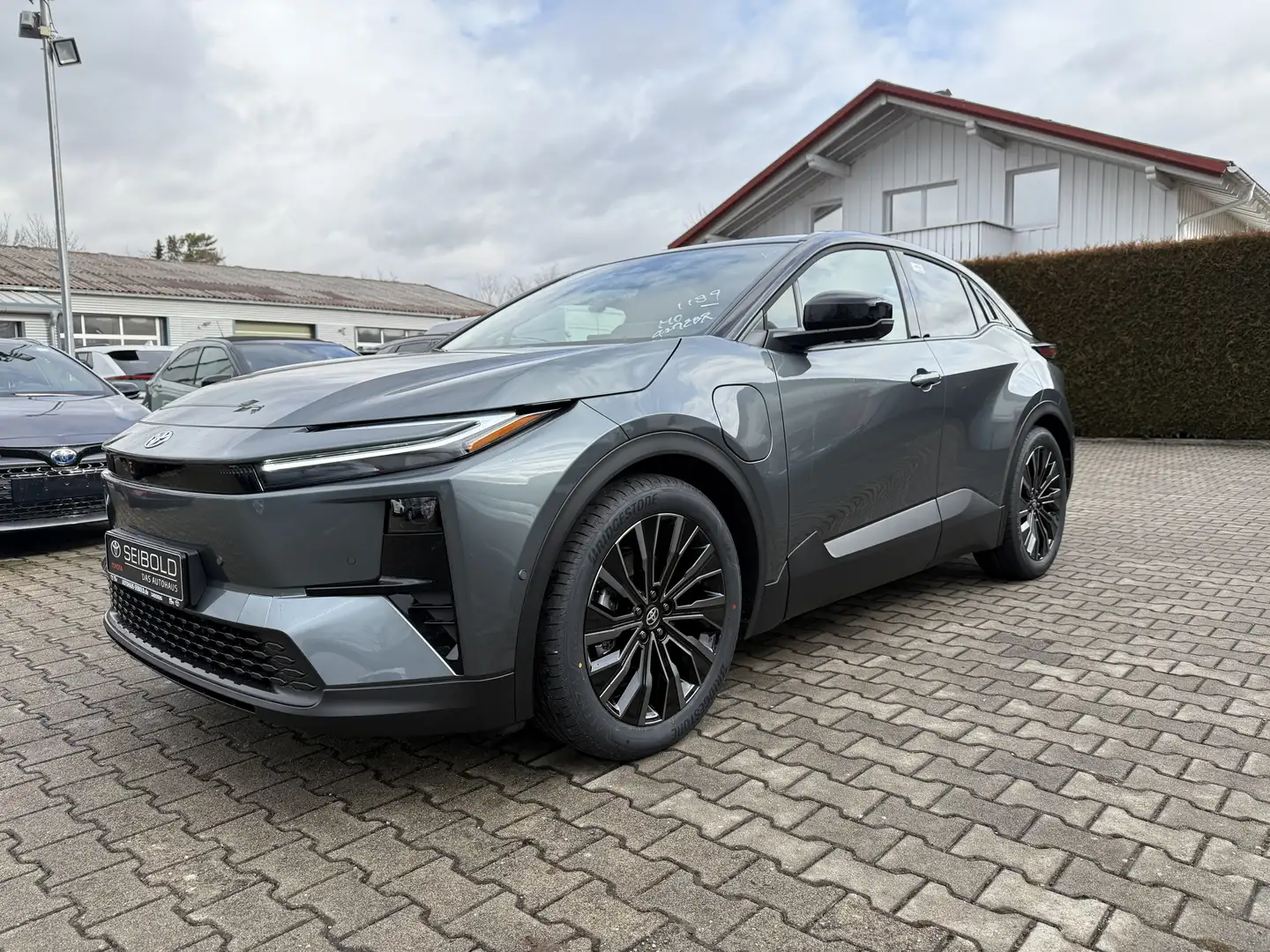 Toyota C-HR + Lounge 77 kWh, Allradantrieb *Pure Eleganz* Grau - 2