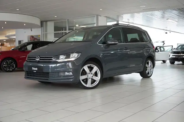 Volkswagen Touran view 3