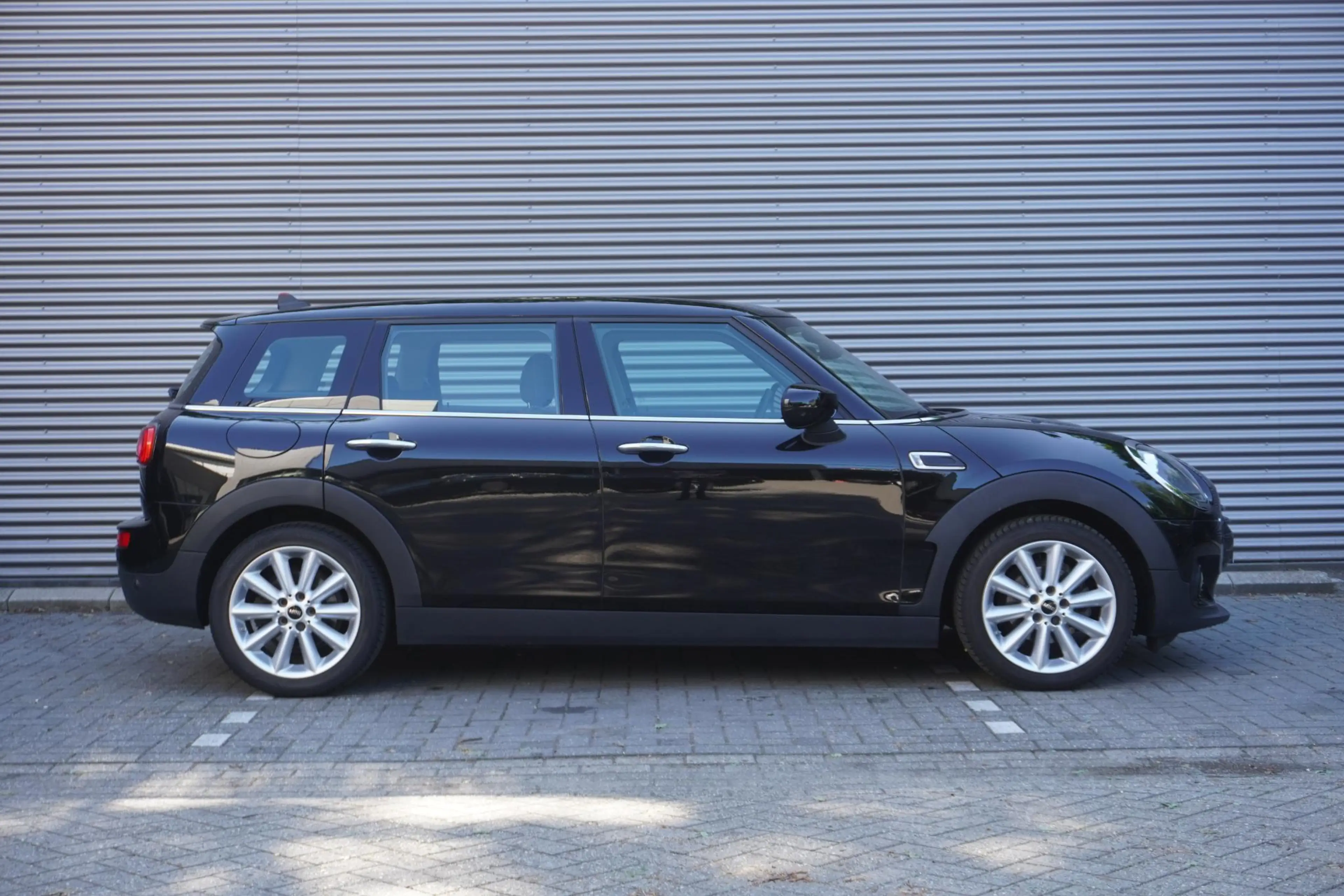 MINI One Clubman | Salt | 17" LM Vent Spoke | Cruise Control | Smar — photo 2