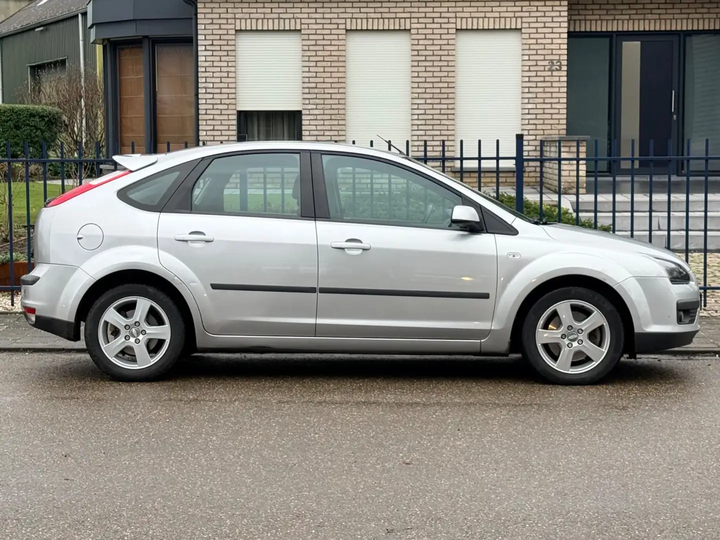 Ford Focus 2.0-16V Rally Edition Airco / CarPlay Grijs - 2