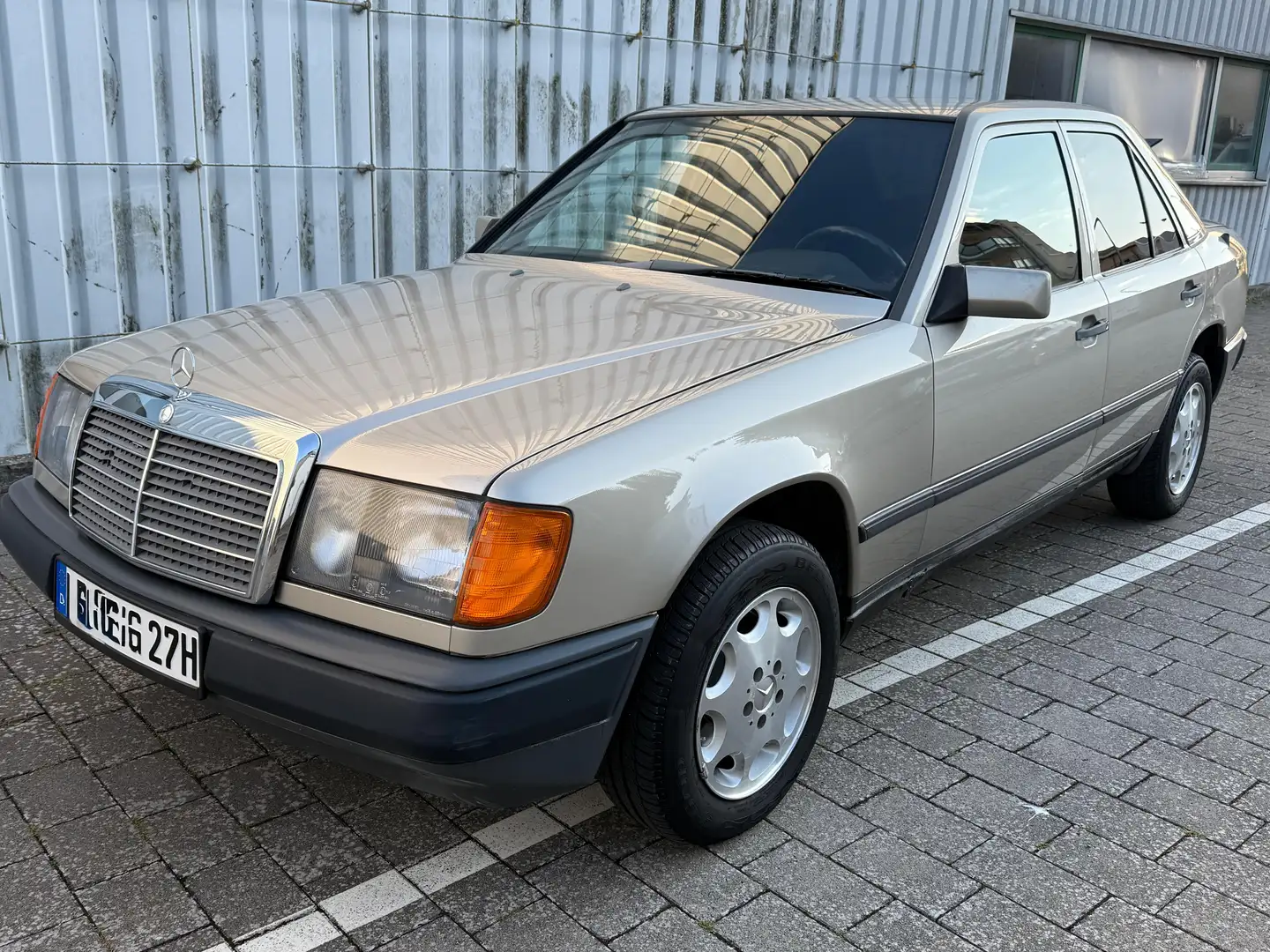 Mercedes-Benz E 250 Oldtimer / Neue TÜV Grijs - 2