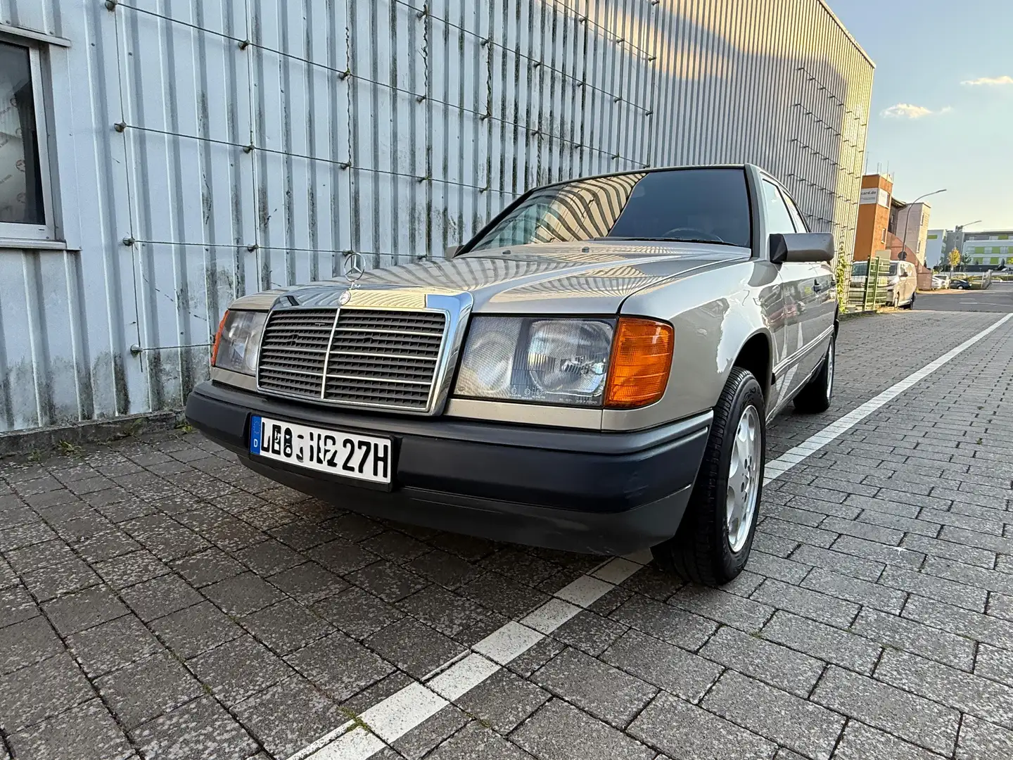 Mercedes-Benz E 250 Oldtimer / Neue TÜV Grijs - 1