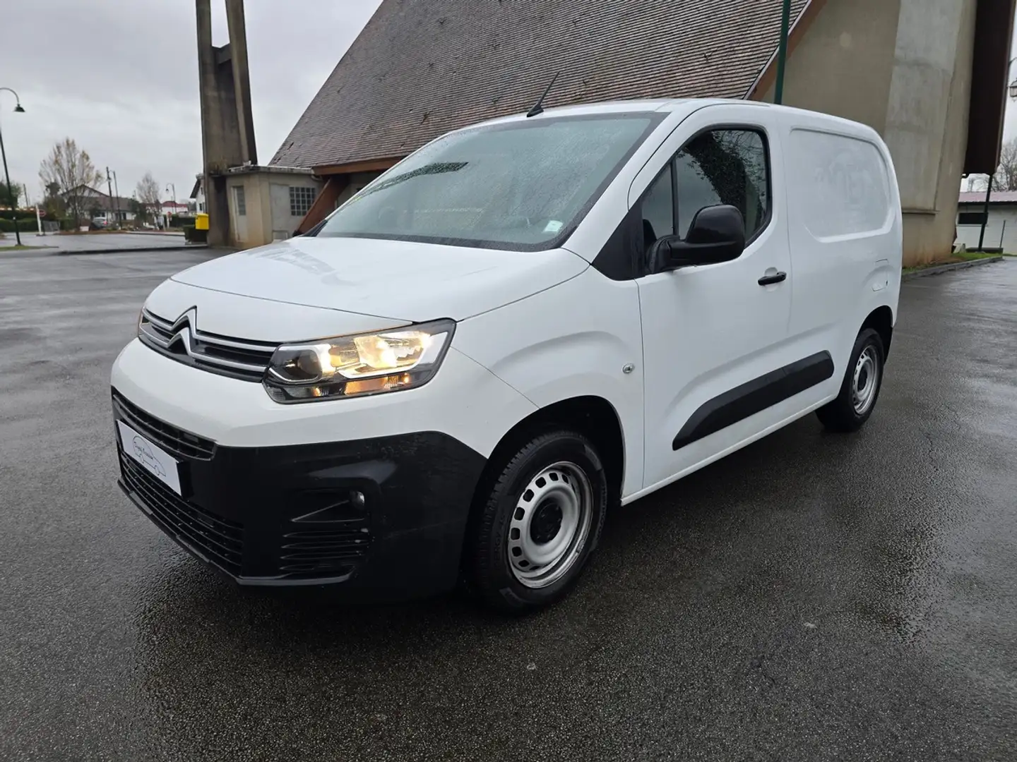 Citroen Berlingo Hdi 100 3 places gps Carplay faible kilométrage 10825 HT Blanc - 1
