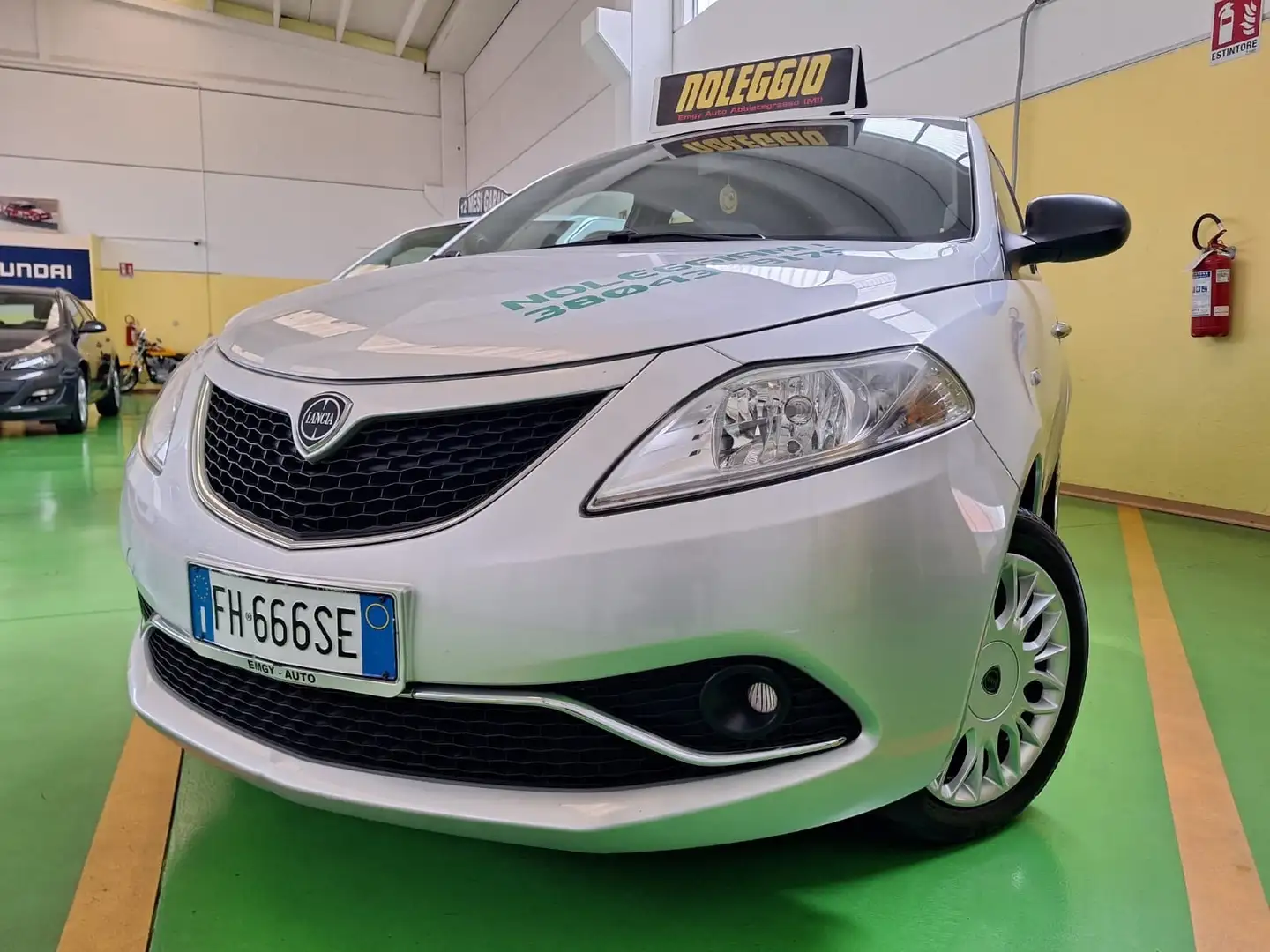 Lancia Ypsilon 1.2 69 CV 5 porte GPL Ecochic Gold Argento - 1