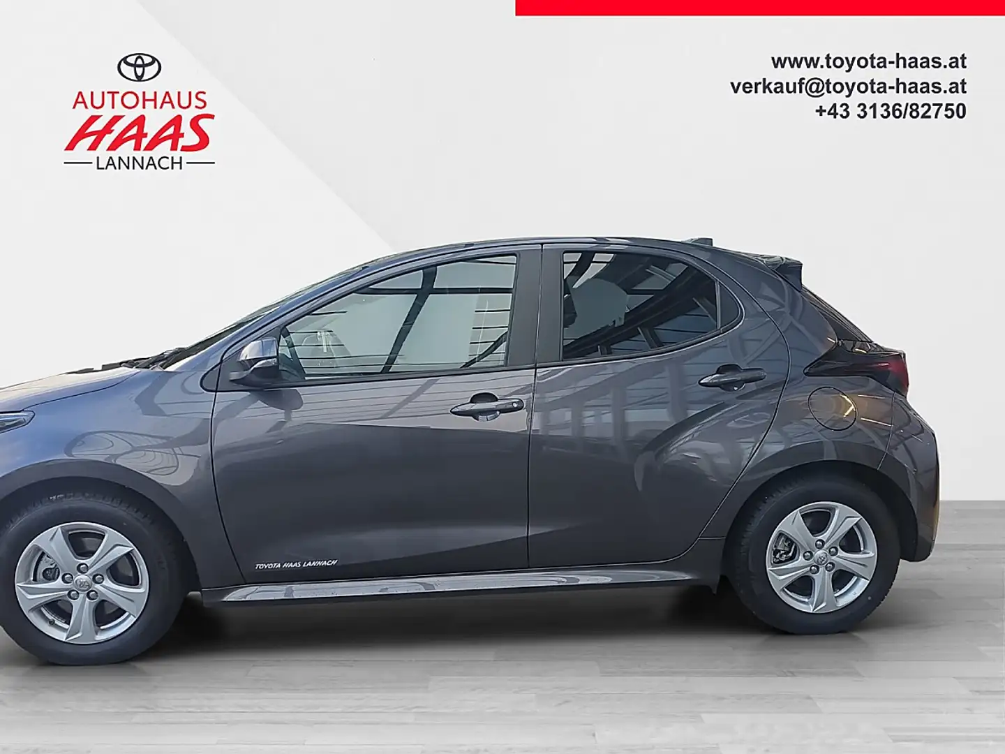 Toyota Yaris 1,5 VVT-i Hybrid Active Drive Grau - 2