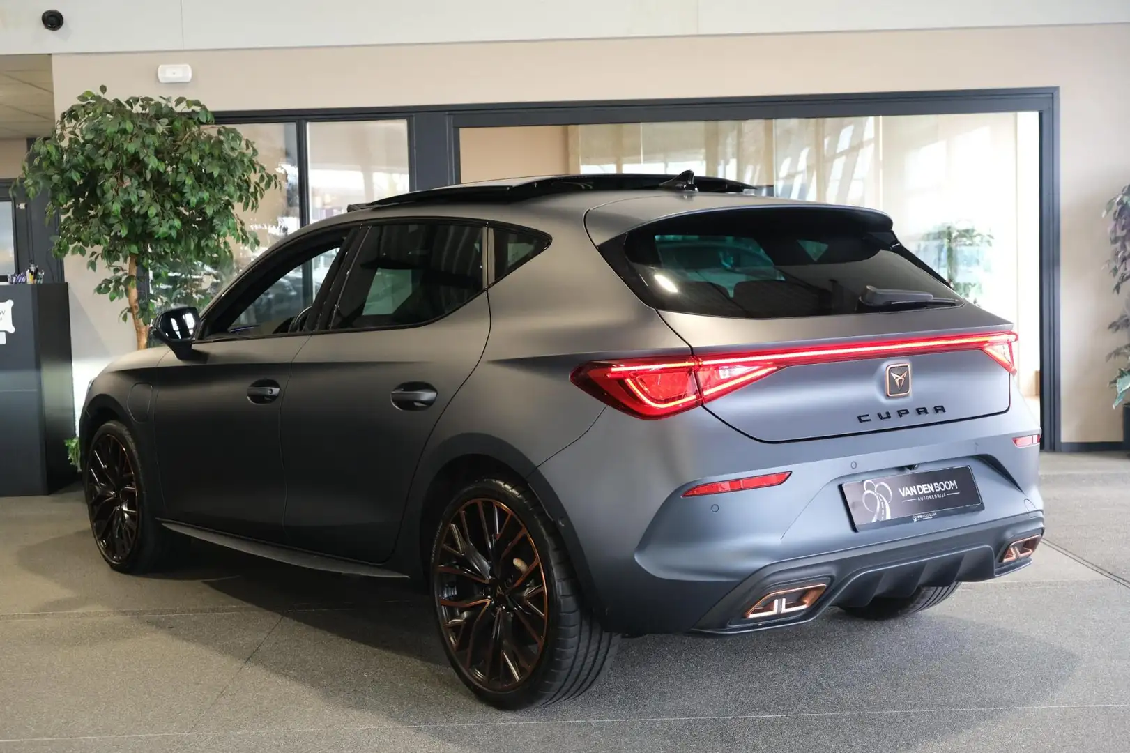 CUPRA Leon 1.4 e-Hybrid VZ Copper Edition 245PK Pano Navi Vir Grijs - 2