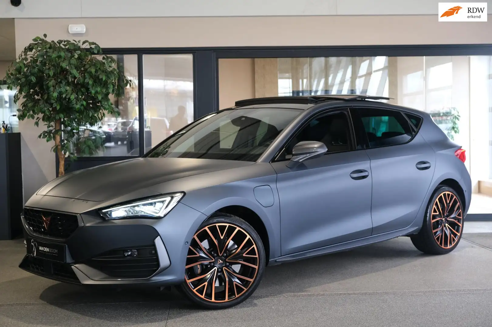 CUPRA Leon 1.4 e-Hybrid VZ Copper Edition 245PK Pano Navi Vir Grijs - 1