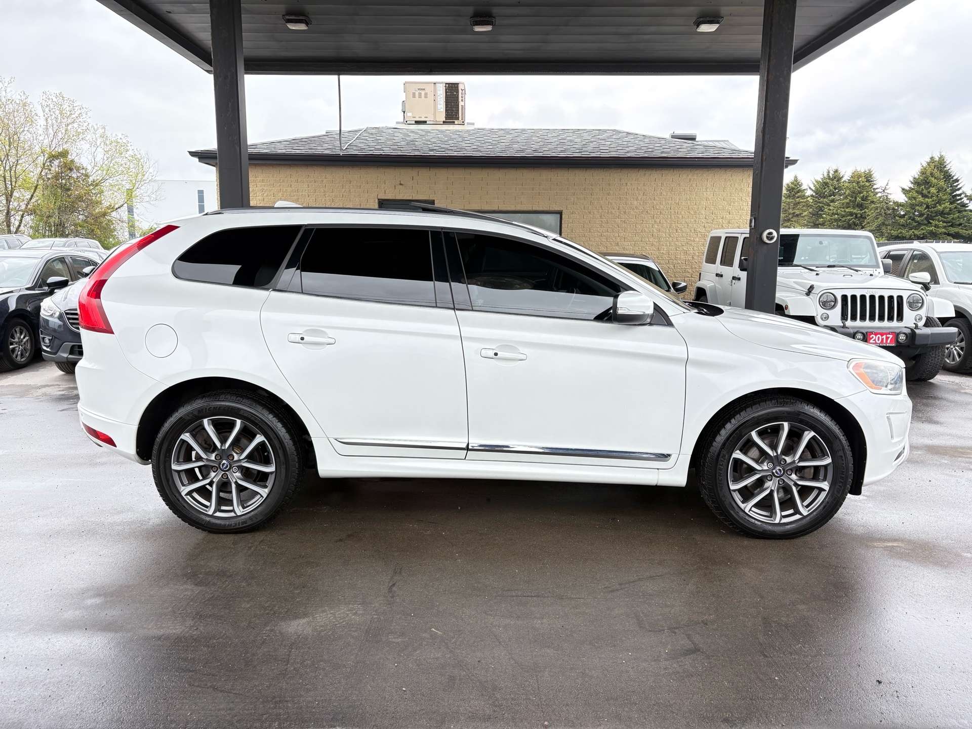 2016 Volvo XC60 AWD T5 I 1 OWNER I ACCIDENT FREE I CERTIFIED alt 3
