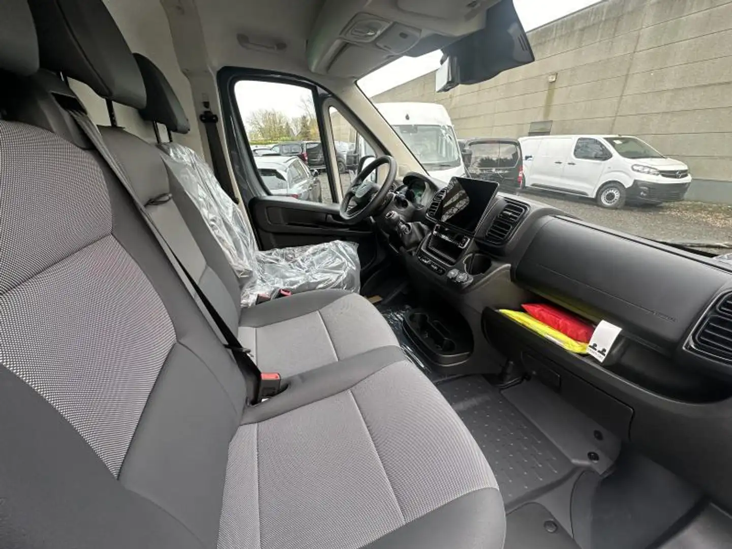Peugeot Boxer 335 L2H2 2.2 BLUEHDI 140 PK Gris - 2