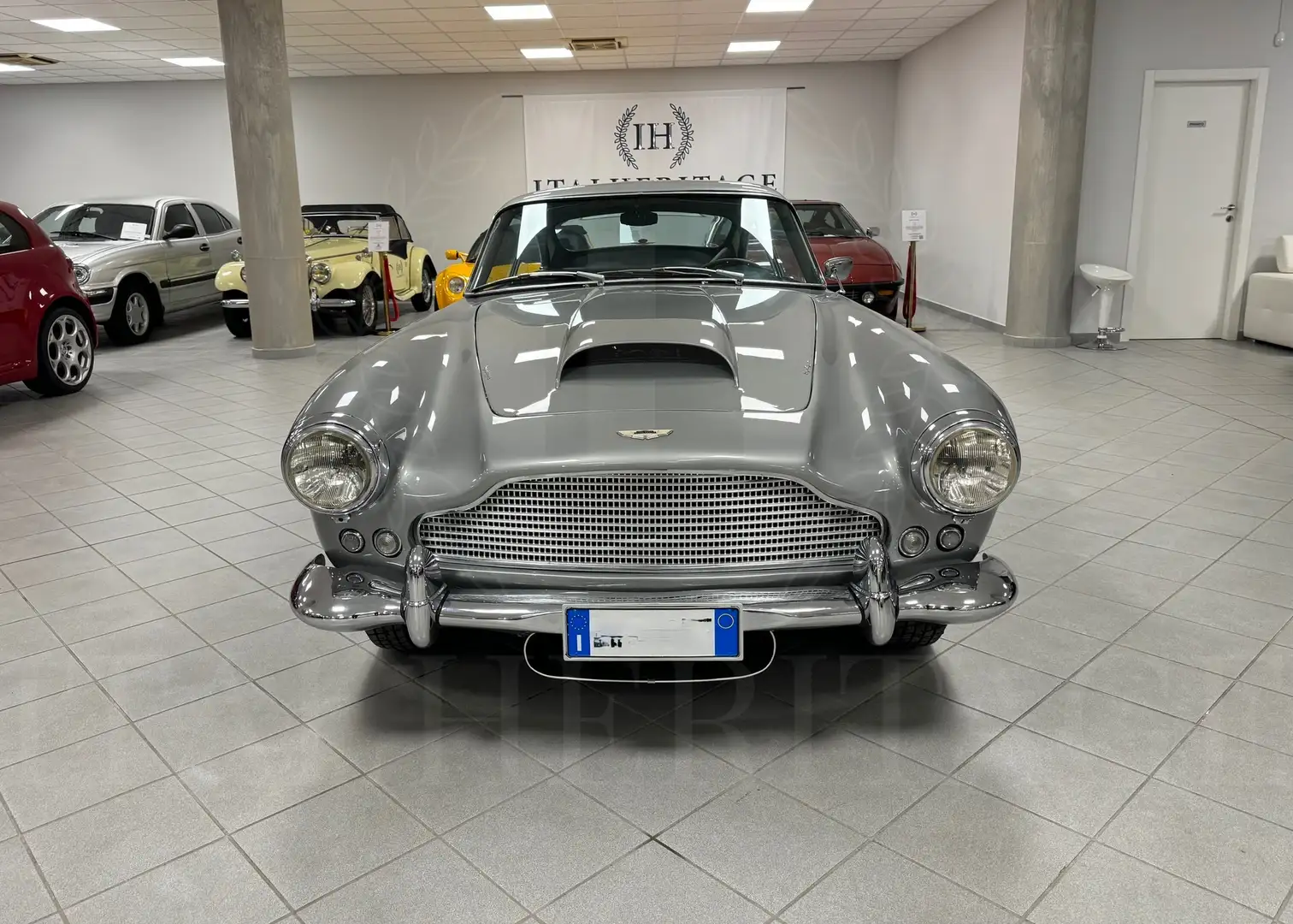 Aston Martin DB 4 S2 Touring Superleggera Argent - 2