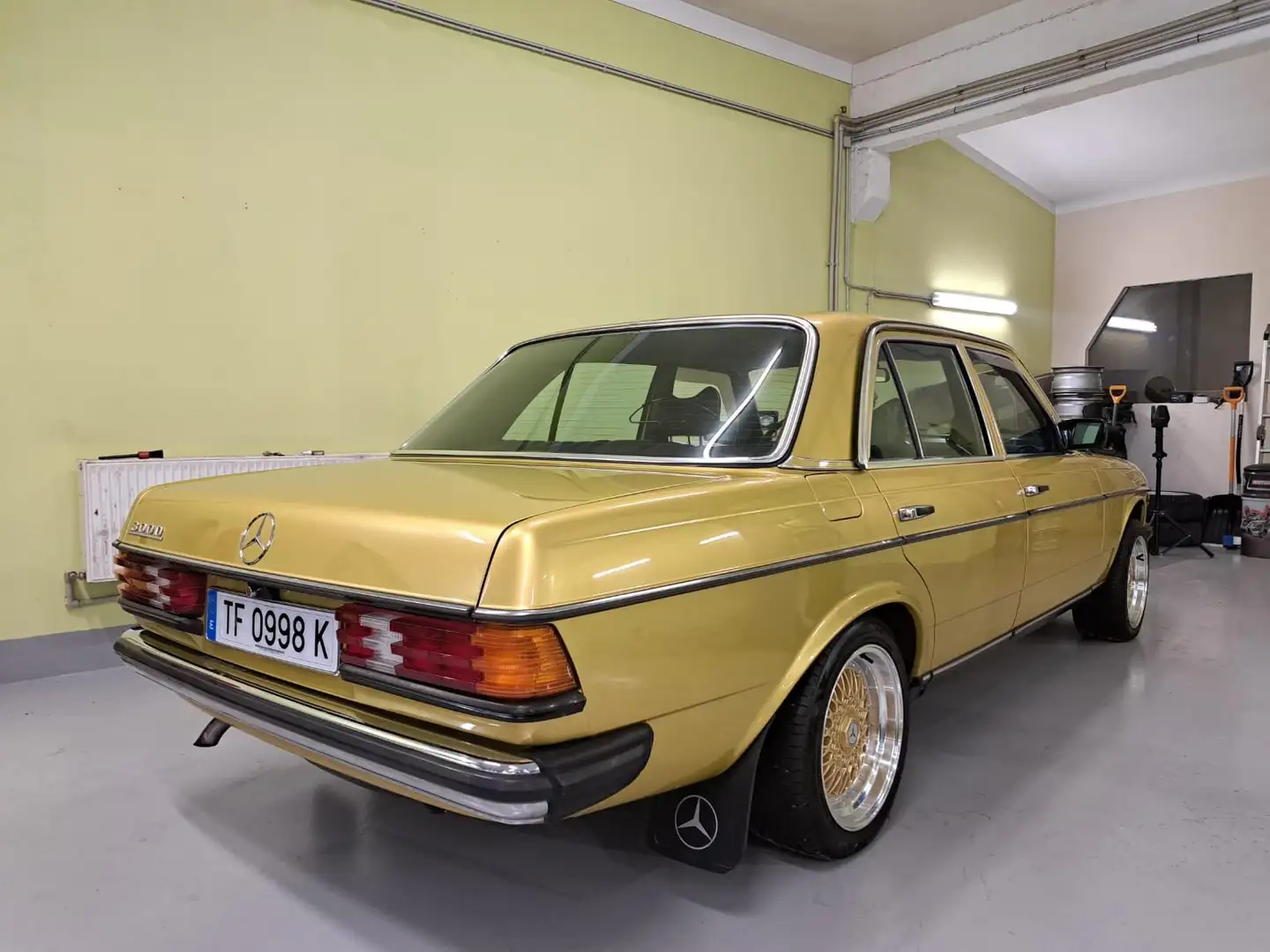 Mercedes-Benz 300 w123 Gold - 2