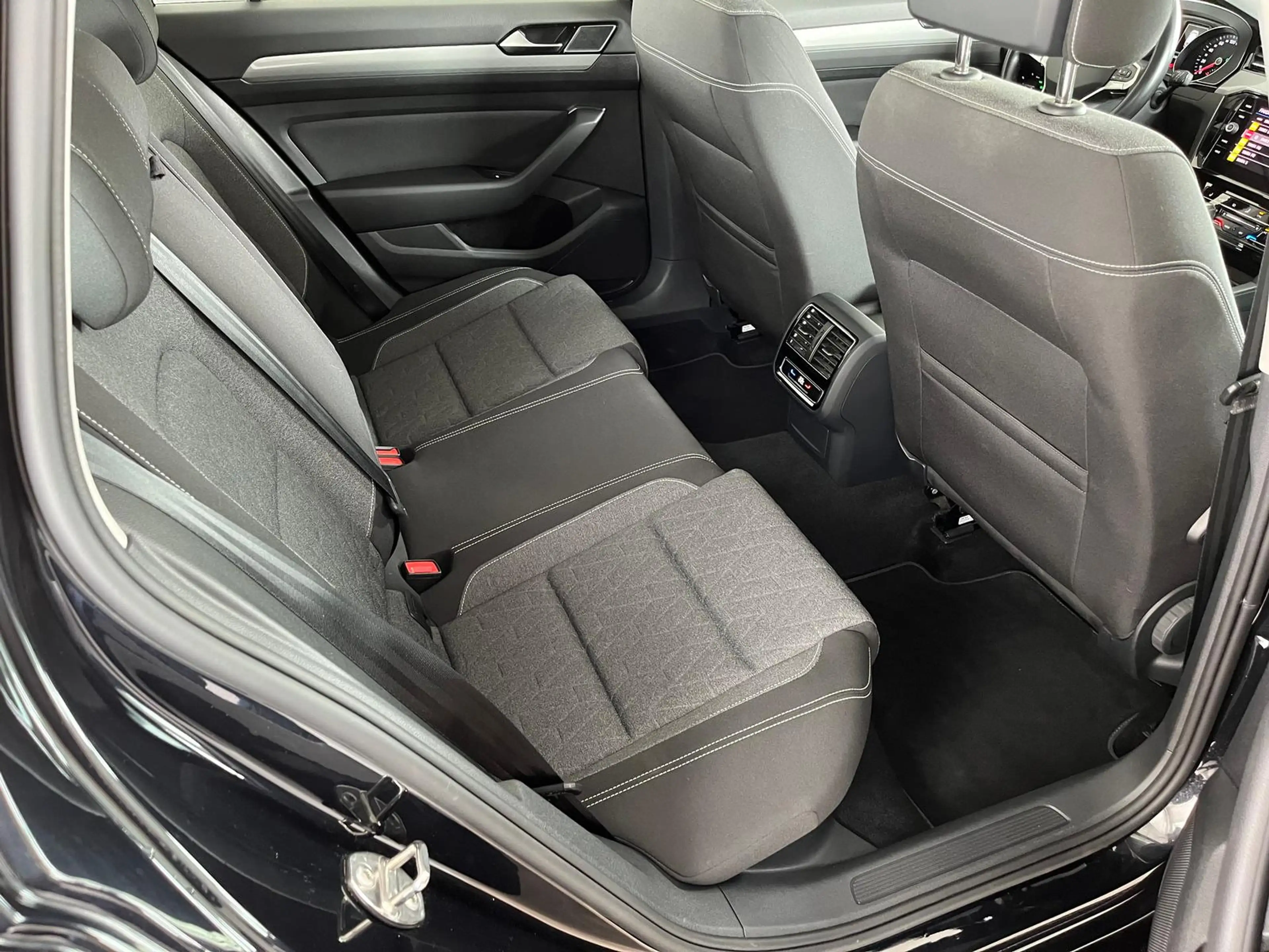 Volkswagen Passat Variant Business 2.0 TDI DSG NAVI ACC SHZ — photo 19