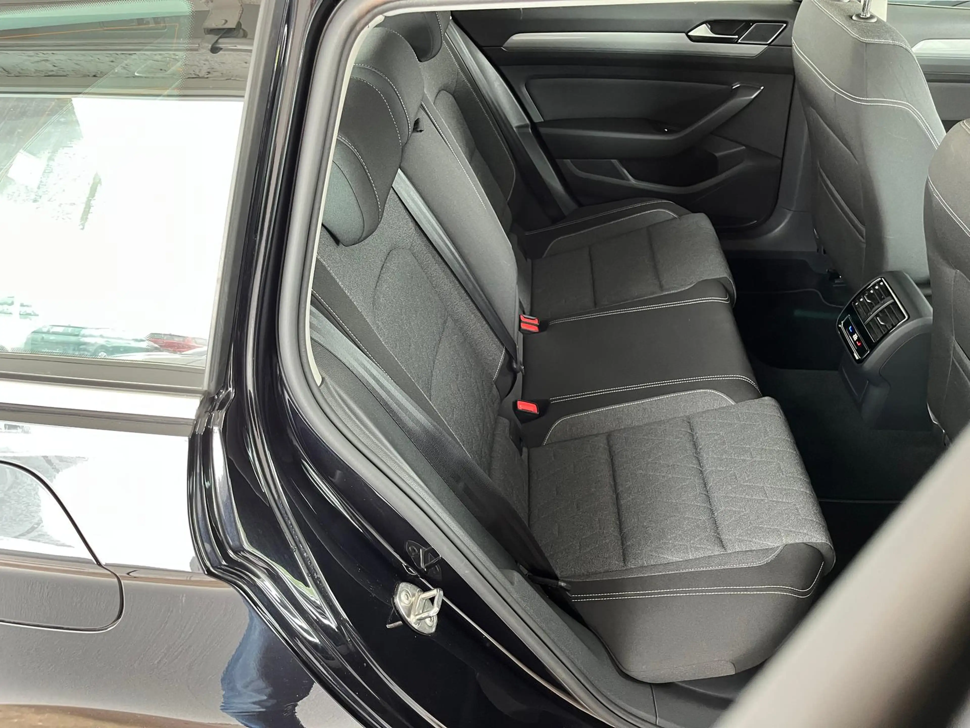 Volkswagen Passat Variant Business 2.0 TDI DSG NAVI ACC SHZ — photo 20